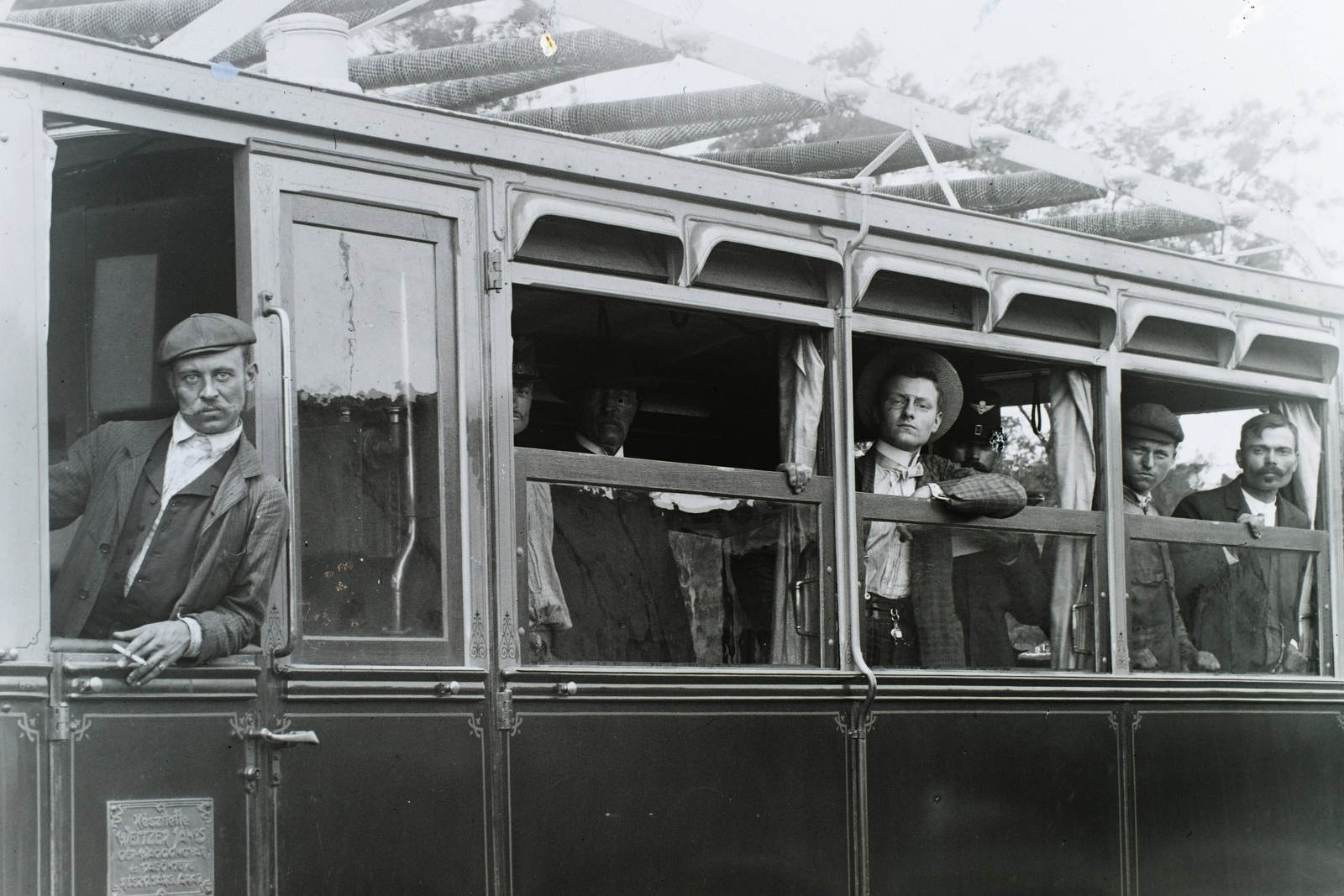 »AEGV Vásárhelyi Béla 11 jelű motorkocsi.« Leltári jelzet: N213, 1916, Magyar Műszaki és Közlekedési Múzeum / Archívum / Negatívtár, Ganz-brand, prop up on elbows, AEGV-organisation, Fortepan #133155