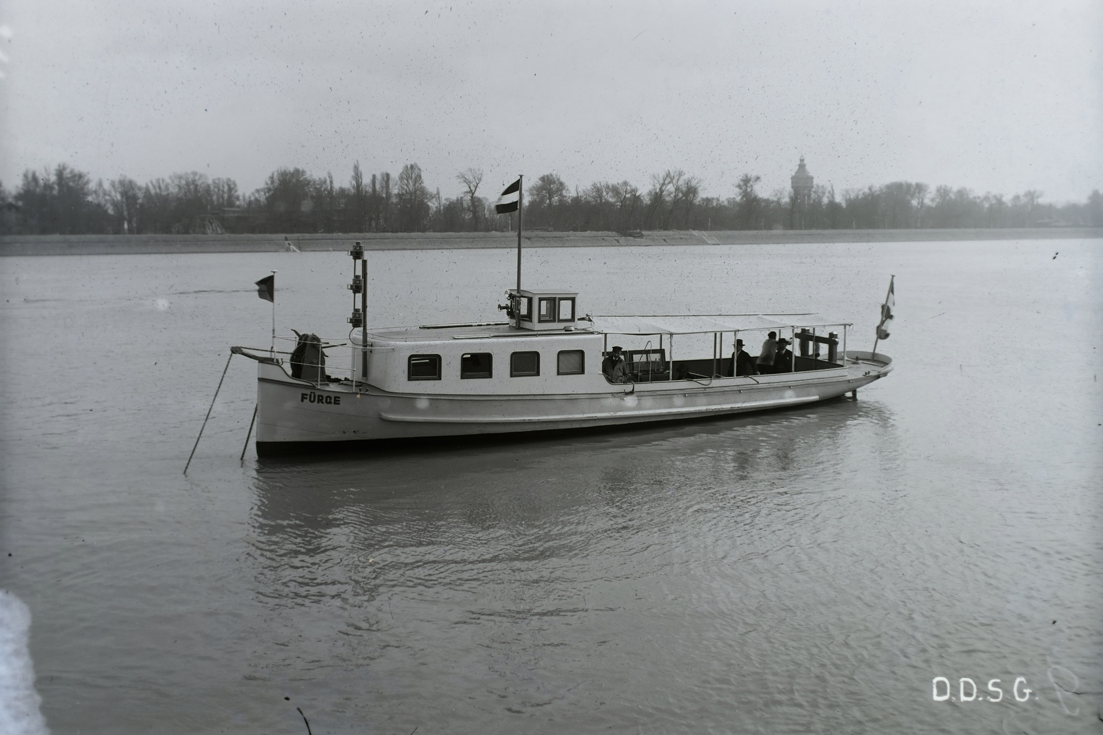 Hungary, Budapest, Fürge átkelőhajó a Dunán (épült: 1925.), háttérben a Margit-sziget. Leltári jelzet: N211, 1925, Magyar Műszaki és Közlekedési Múzeum / Történeti Fényképek Gyűjteménye / Óbudai Hajógyár gyűjteménye, Budapest, Fortepan #133156