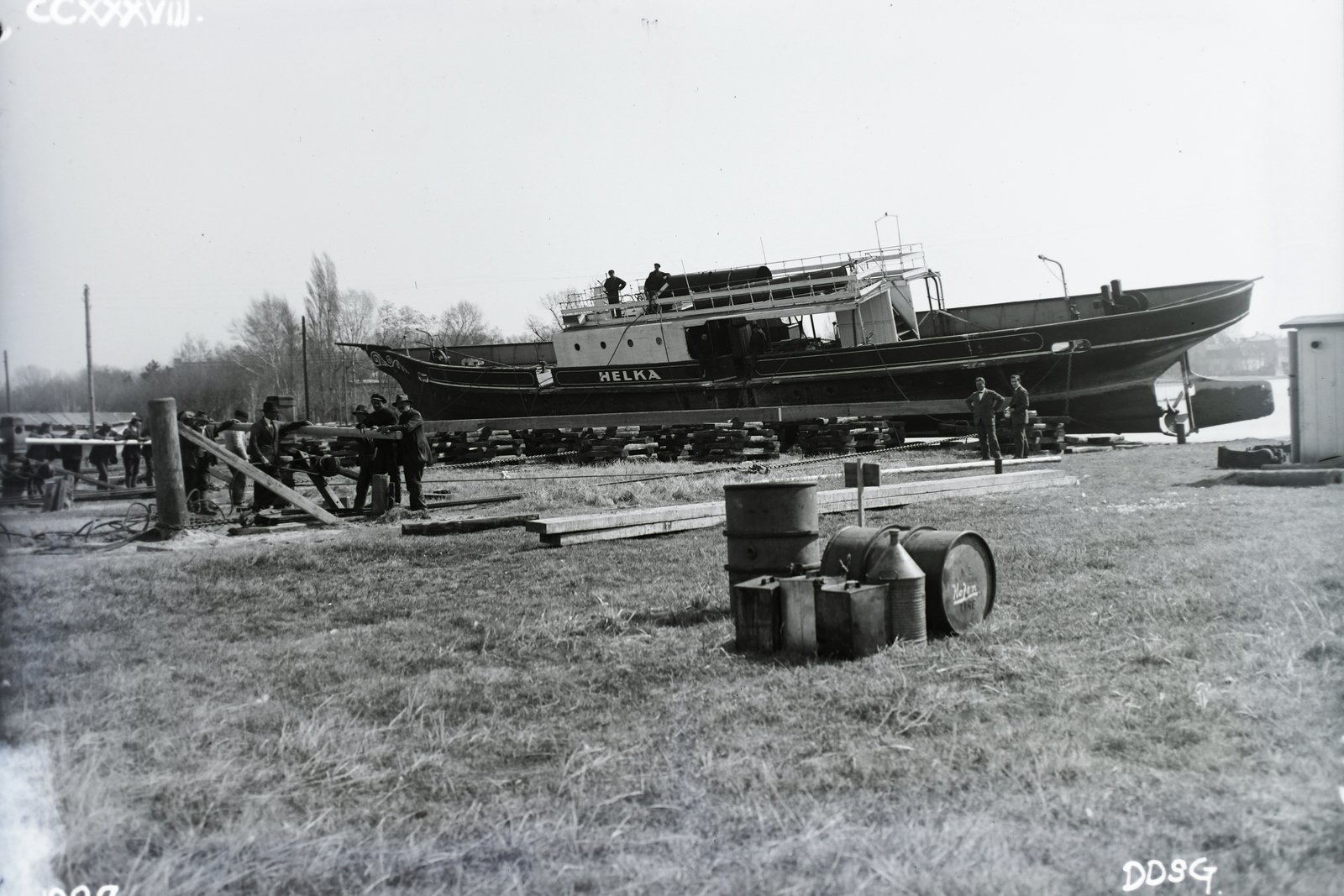 Hungary,Lake Balaton, Siófok, hajójavító, »Helka utasszállító csavaros motorhajó. Épült: 1891.« Leltári jelzet: N212, 1922, Magyar Műszaki és Közlekedési Múzeum / Történeti Fényképek Gyűjteménye / Óbudai Hajógyár gyűjteménye, shipbuilding, steamboat, barrel, Helka ship, Fortepan #133157