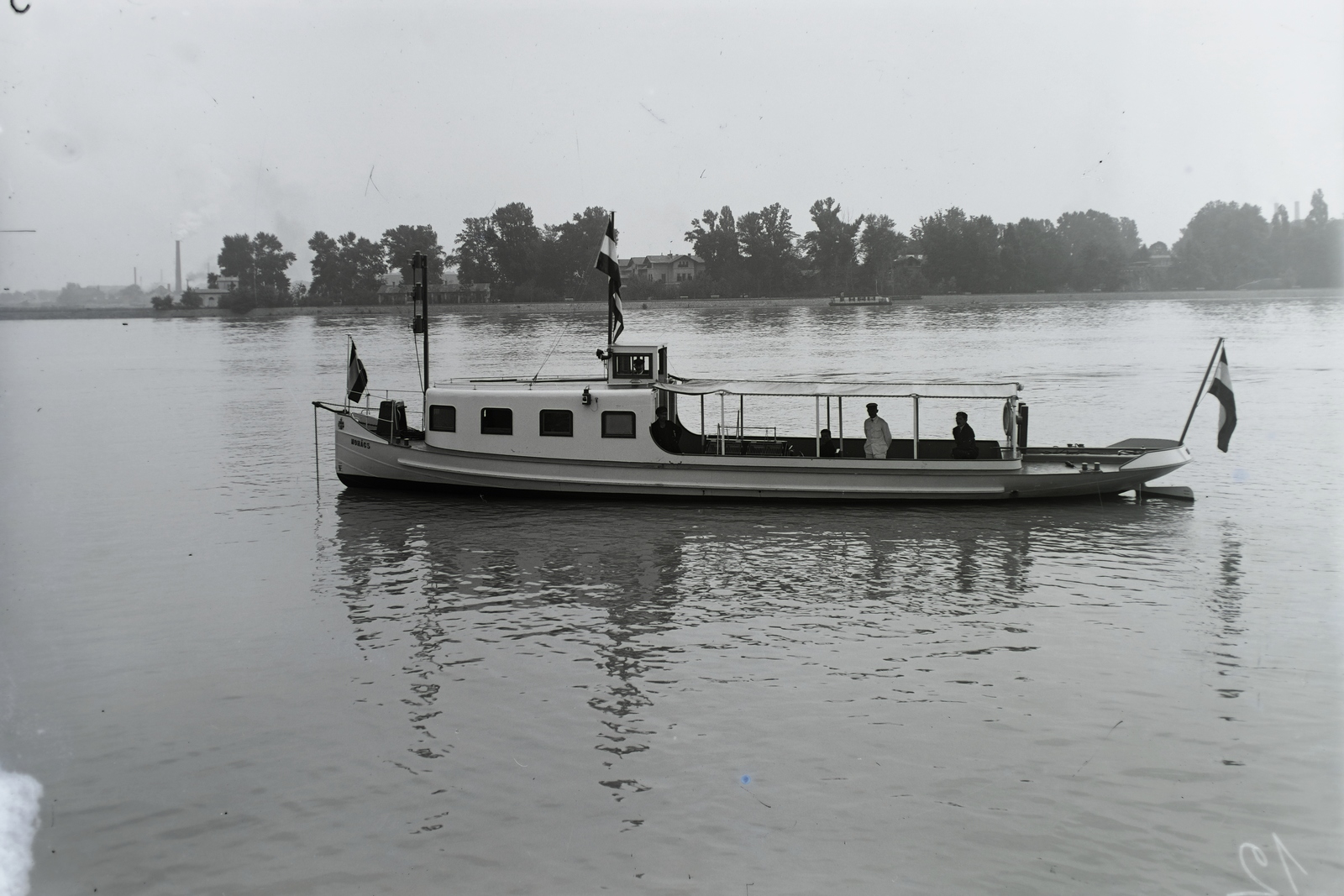 Hungary, Budapest, Mohács város motoros átkelőhajója, a Mohács (épült: 1926.), háttérben a Margit-sziget. Leltári jelzet: N216, 1926, Magyar Műszaki és Közlekedési Múzeum / Történeti Fényképek Gyűjteménye / Óbudai Hajógyár gyűjteménye, Fortepan #133161