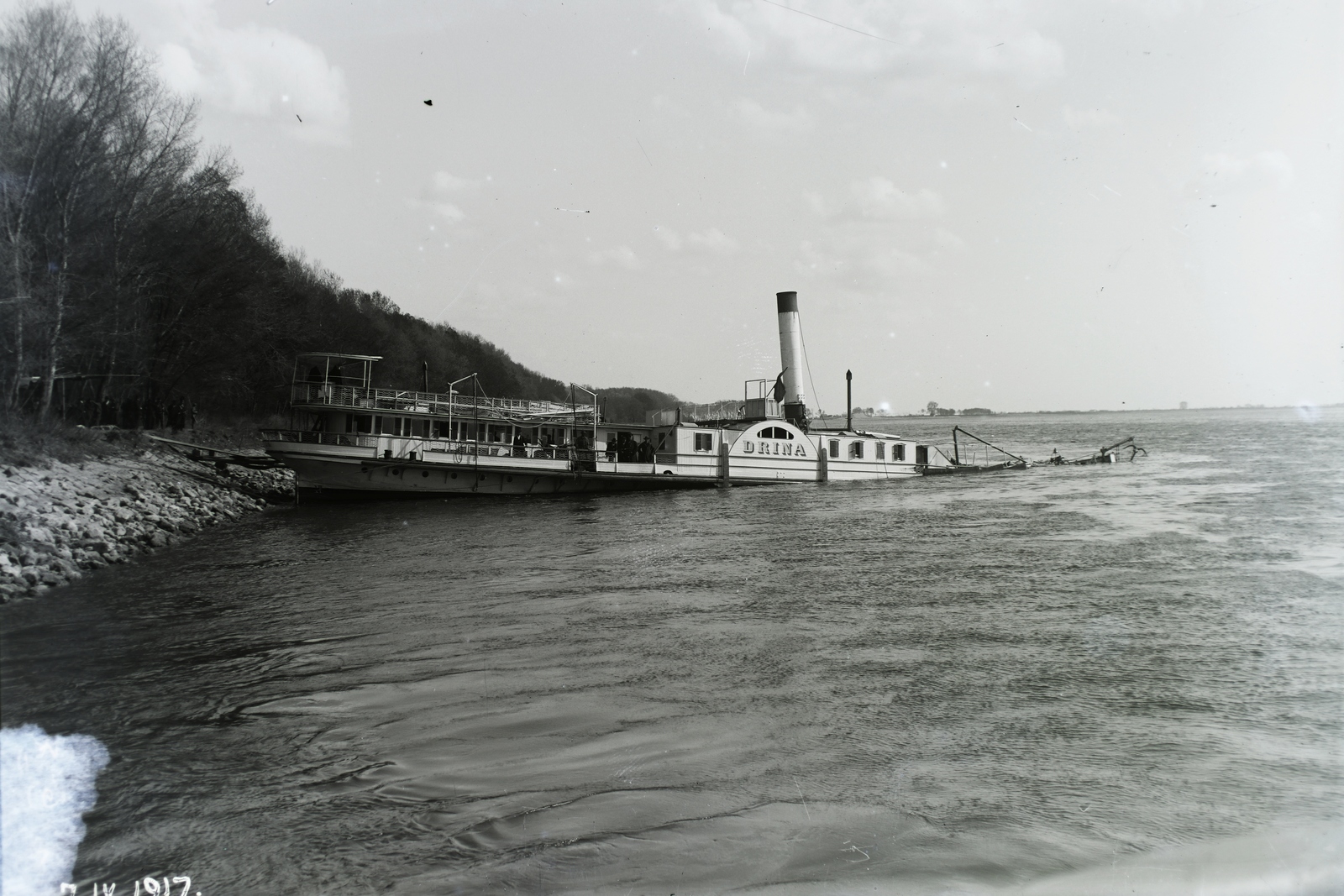 Hungary, Tass, Duna-part, a félig elsüllyedt Drina oldalkerekes személyszállító gőzhajó, miután 1918. április 7-én hajnalban nekiütközött a Sophie oldalkerekes személyszállító gőzhajó. A Drina utasai közül 64 ember meghalt, a Sophie utasai sértetlenek maradtak és a hajó is jelentéktelen kárt szenvedett., 1918, Magyar Műszaki és Közlekedési Múzeum / Történeti Fényképek Gyűjteménye / Óbudai Hajógyár gyűjteménye, ship, accident, steamboat, Drina/Duna-ship, Fortepan #133166