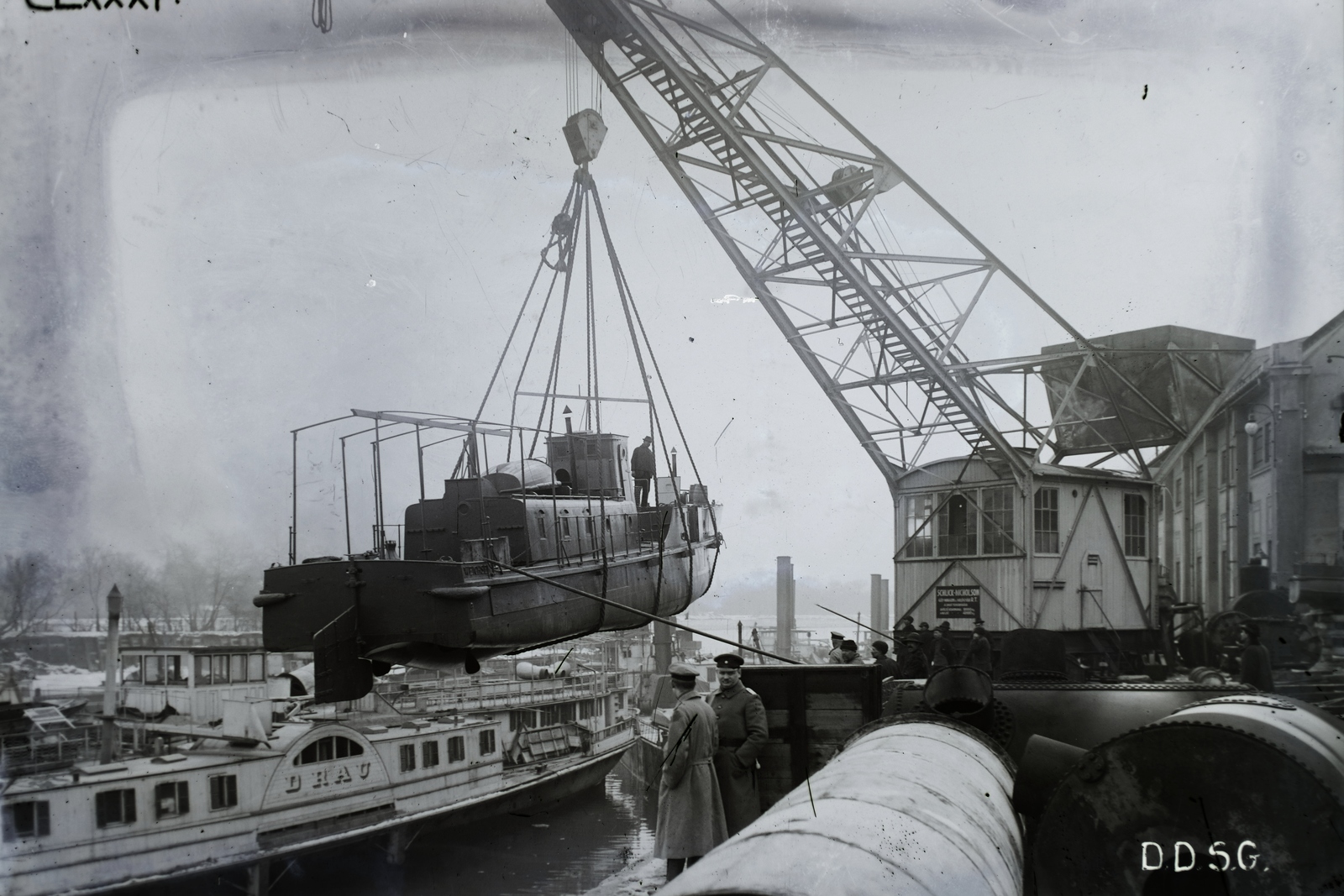 Hungary, Óbuda, Budapest III., Óbudai Hajógyár, a vizen a Drau DDSG utasszállító kerekes gőzhajó (épült: 1850.). A felvétel a Dunai Flottilla (Weichsel, 1915.) őrnaszádjának vízretételekor készült. Leltári jelzet: N222, 1916, Magyar Műszaki és Közlekedési Múzeum / Történeti Fényképek Gyűjteménye / Óbudai Hajógyár gyűjteménye, Budapest, Fortepan #133168