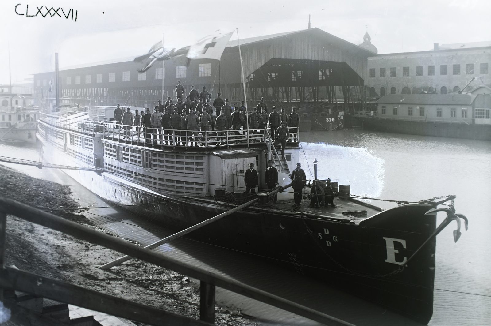 Hungary, Óbuda, Budapest III., Óbudai Hajógyár, a K. und k. Bade- und Desinfektionsschiff &#34;E&#34; (állatszállító DDSG uszály kórházhajóvá alakítva). Leltári jelzet: N239, 1917, Magyar Műszaki és Közlekedési Múzeum / Történeti Fényképek Gyűjteménye / Óbudai Hajógyár gyűjteménye, Budapest, Fortepan #133172
