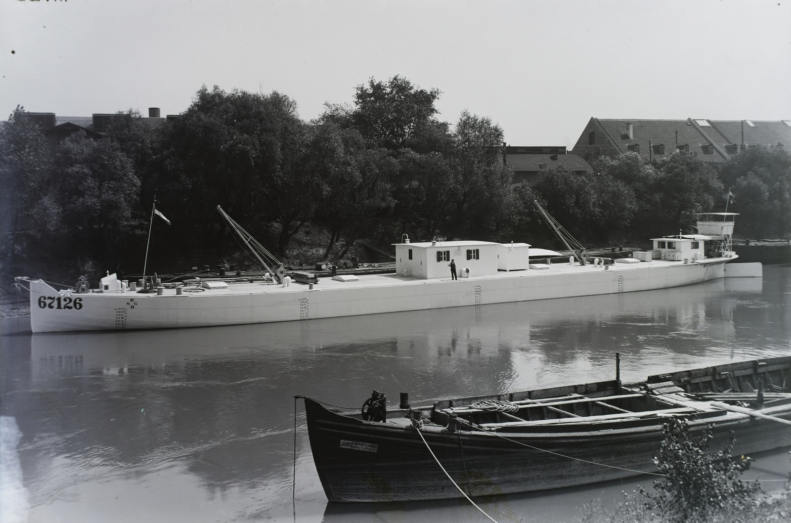 Hungary, Óbuda, Budapest III., Óbudai Hajógyár, Duna-ág a Hajógyári-sziget mellett. DDSG 67126 áruszállító uszályhajó. Leltári jelzet: N238, 1918, Magyar Műszaki és Közlekedési Múzeum / Történeti Fényképek Gyűjteménye / Óbudai Hajógyár gyűjteménye, Budapest, Fortepan #133173