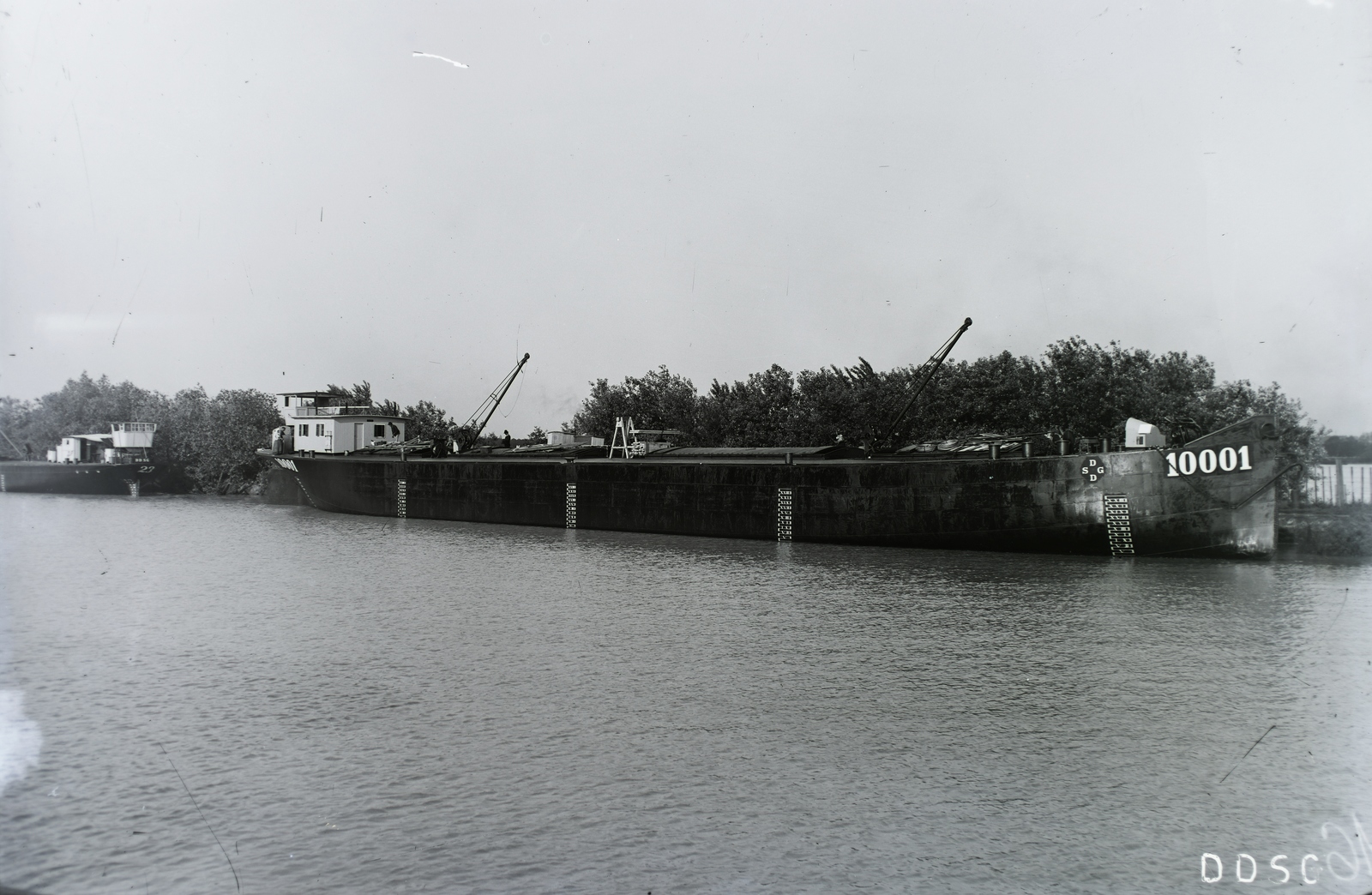 »DDSG 10.001 sz. áruszállító uszályhajó.« Leltári jelzet: N236, 1924, Magyar Műszaki és Közlekedési Múzeum / Történeti Fényképek Gyűjteménye / Óbudai Hajógyár gyűjteménye, Roman numerals, Fortepan #133175