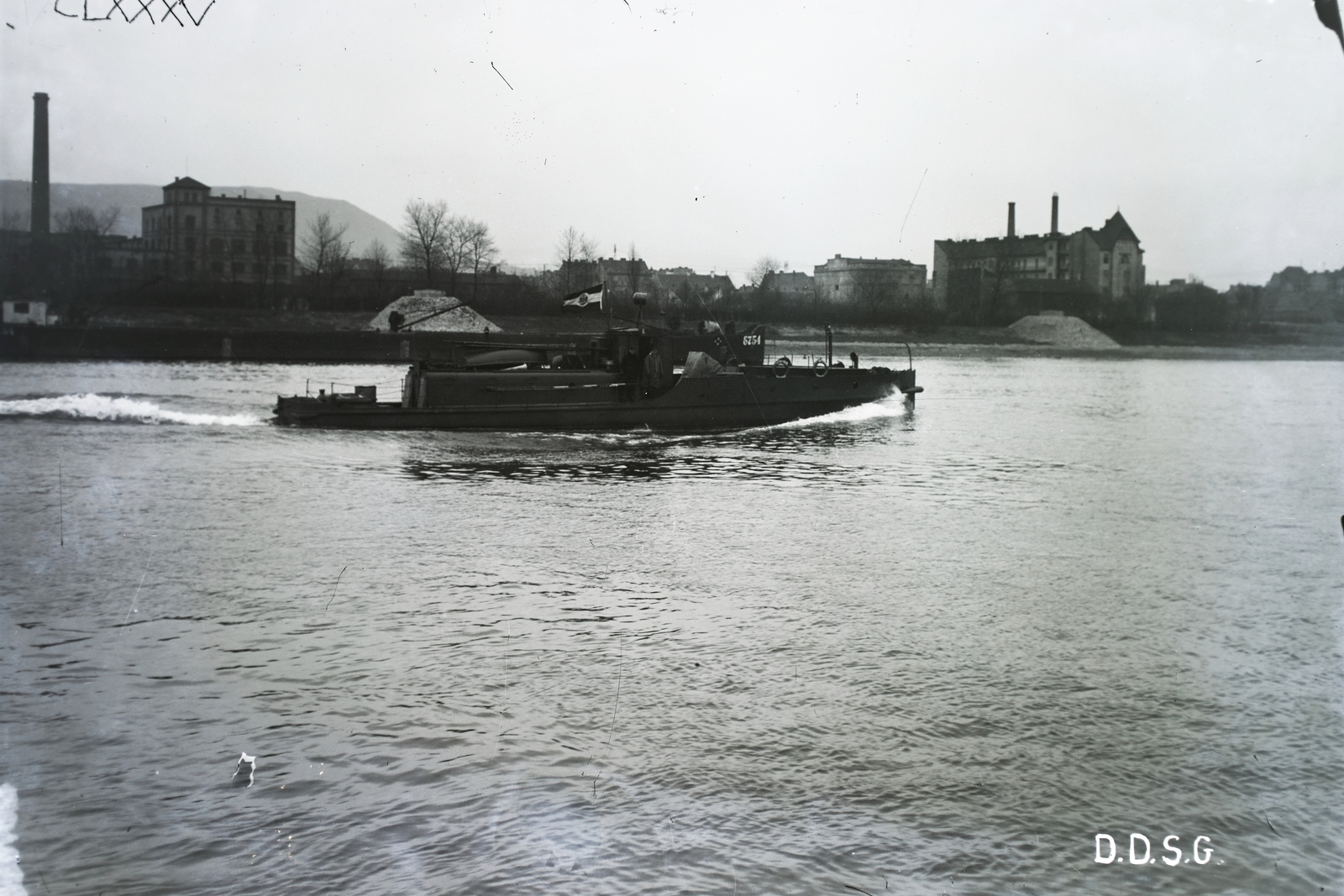 Hungary, Budapest III., osztrák hadihajó a Dunán, mögötte a DDSG 6754 számú áruszállító uszályhajó. Háttérben az Árpád fejedelem útja (Újlaki rakpart) Dereglye utca és Nagyszombat utca közötti házsora. Leltári jelzet: N235, 1934, Magyar Műszaki és Közlekedési Múzeum / Történeti Fényképek Gyűjteménye / Óbudai Hajógyár gyűjteménye, Budapest, Fortepan #133176