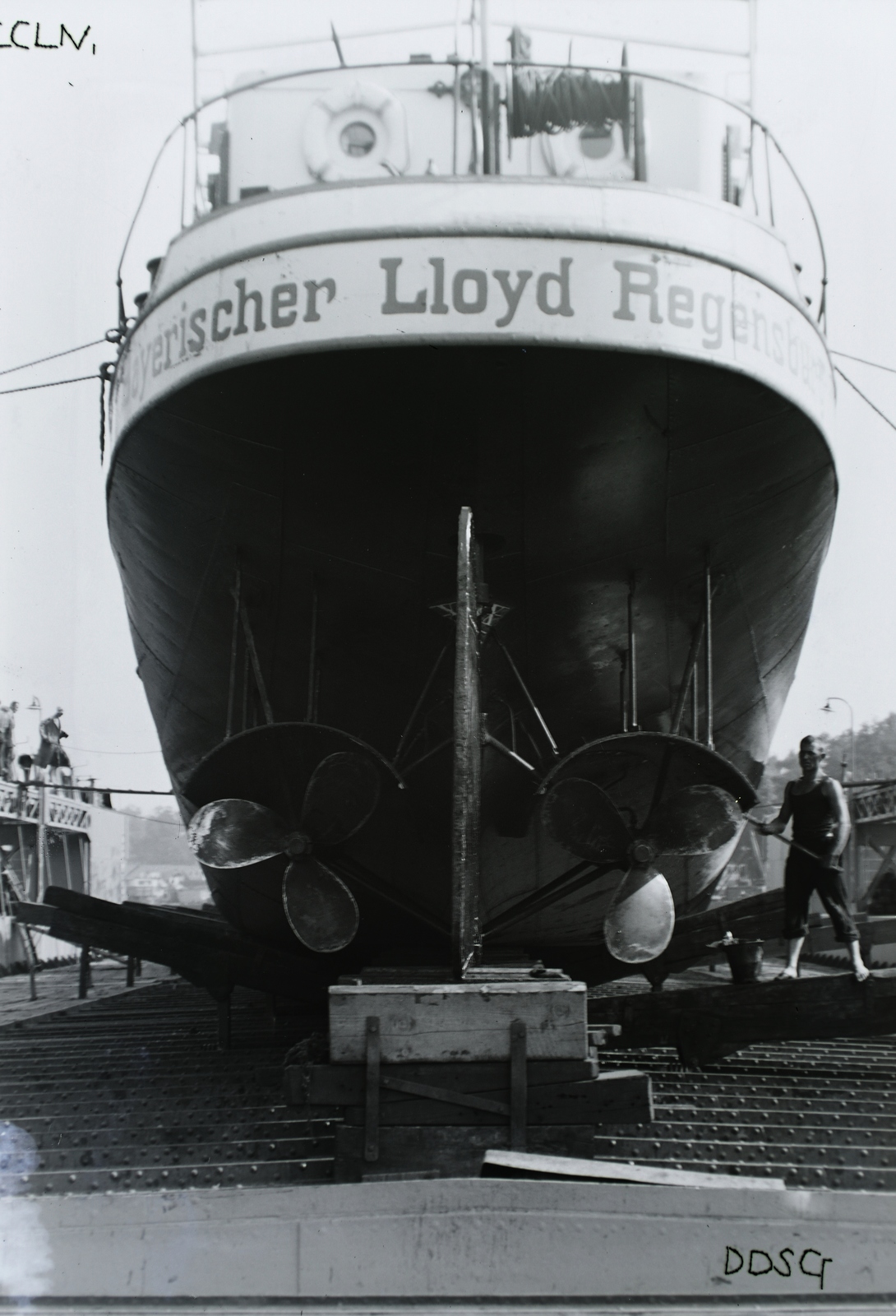 Hungary, Óbuda, Budapest III., Óbudai Hajógyár, a Bayerischer Lloyd Hajózási Társaság Meinel nevű (épült: 1922.) 237 tonnás áruszállító csavaros motorhajója az úszódokkban. Leltári jelzet: N244, 1933, Magyar Műszaki és Közlekedési Múzeum / Történeti Fényképek Gyűjteménye / Óbudai Hajógyár gyűjteménye, Budapest, propeller, floating dock, Fortepan #133187