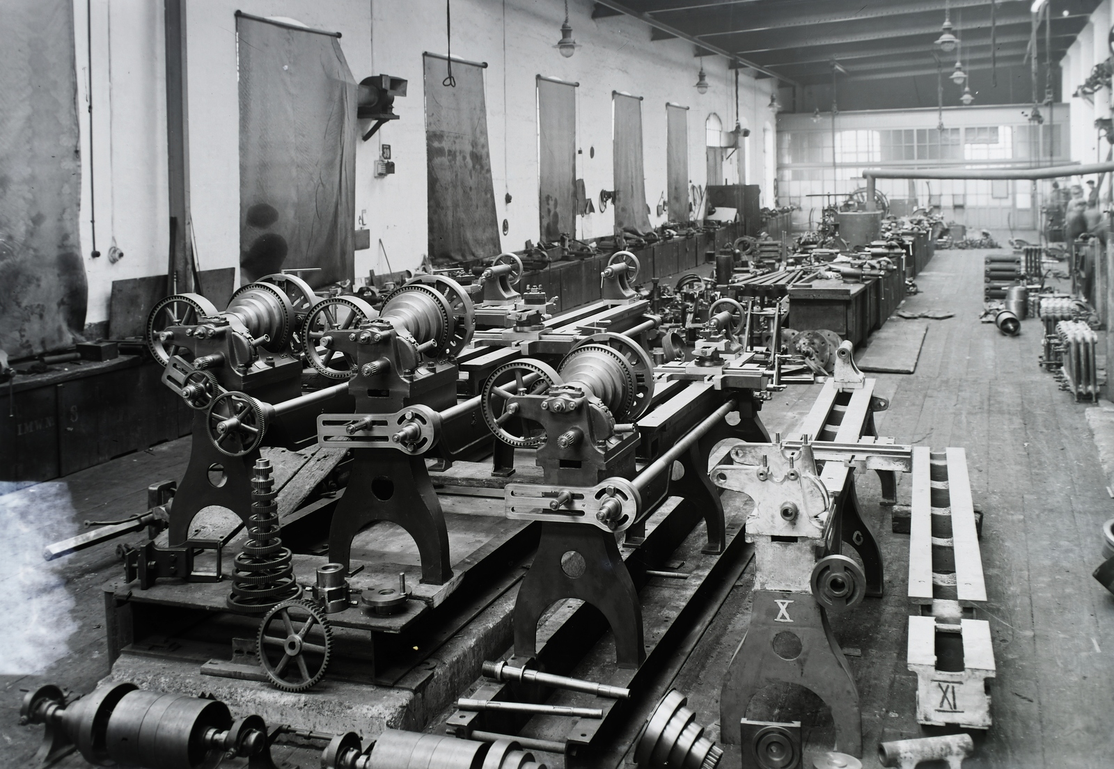 Hungary, Óbuda, Budapest III., Óbudai Hajógyár, esztergapadok összeszerelése a gépműhelyben. Leltári jelzet: N267, 1933, Magyar Műszaki és Közlekedési Múzeum / Történeti Fényképek Gyűjteménye / Óbudai Hajógyár gyűjteménye, Budapest, assembly, shipbuilding industry, Fortepan #133207