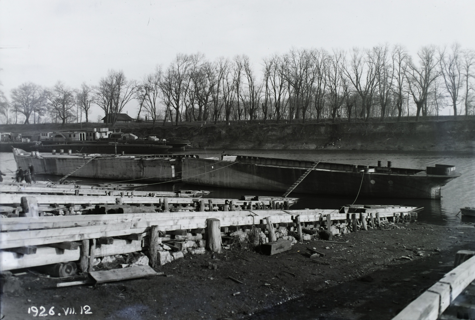 Hungary, Óbuda, Budapest III., az Óbudai Hajógyár sólyatere, kettétört DDSG uszály. A felvétel 1926.VII.12-én készült. Leltári jelzet: N269, 1926, Magyar Műszaki és Közlekedési Múzeum / Történeti Fényképek Gyűjteménye / Óbudai Hajógyár gyűjteménye, Budapest, Fortepan #133209
