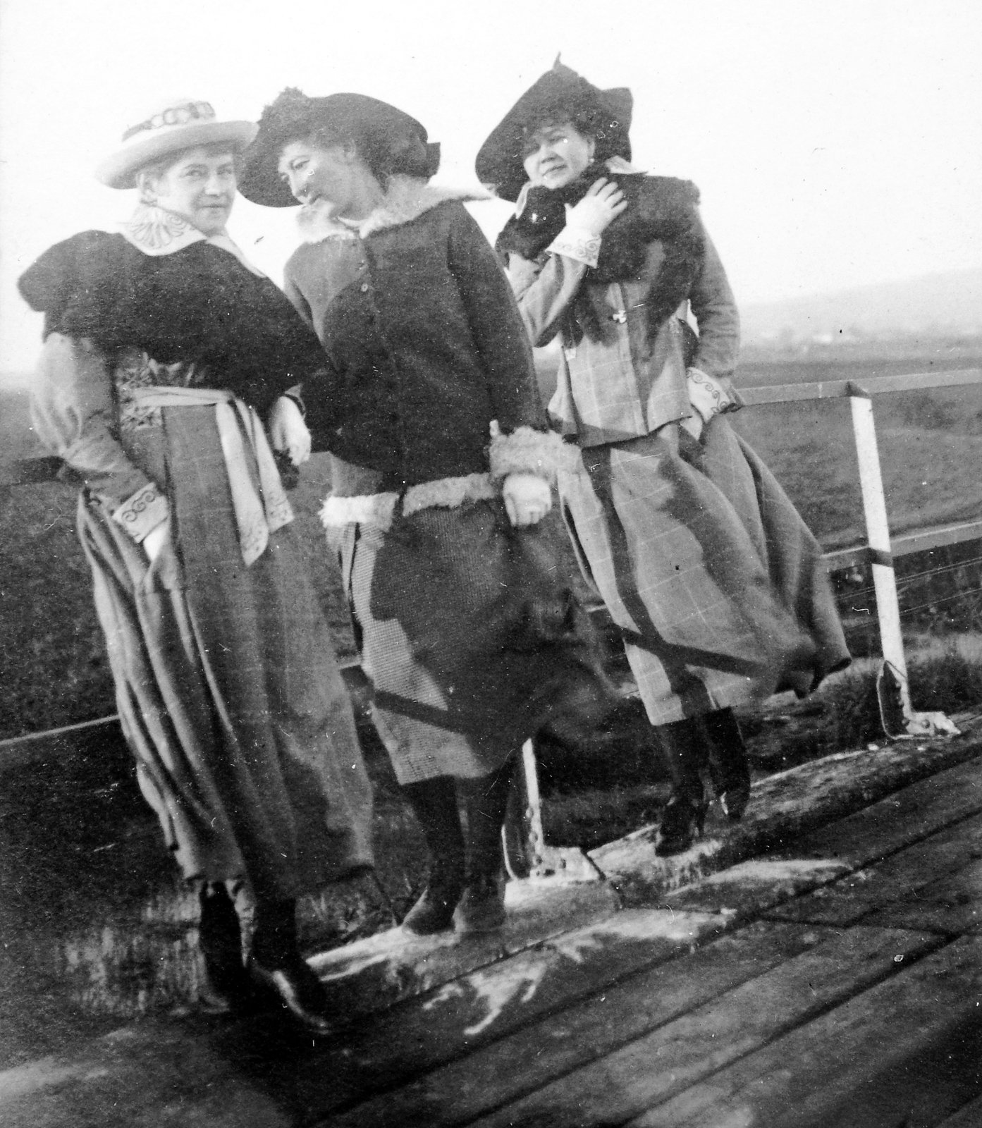 1924, Fortepan, fashion, hat, bridge, walk, railing, women, Fortepan #13322