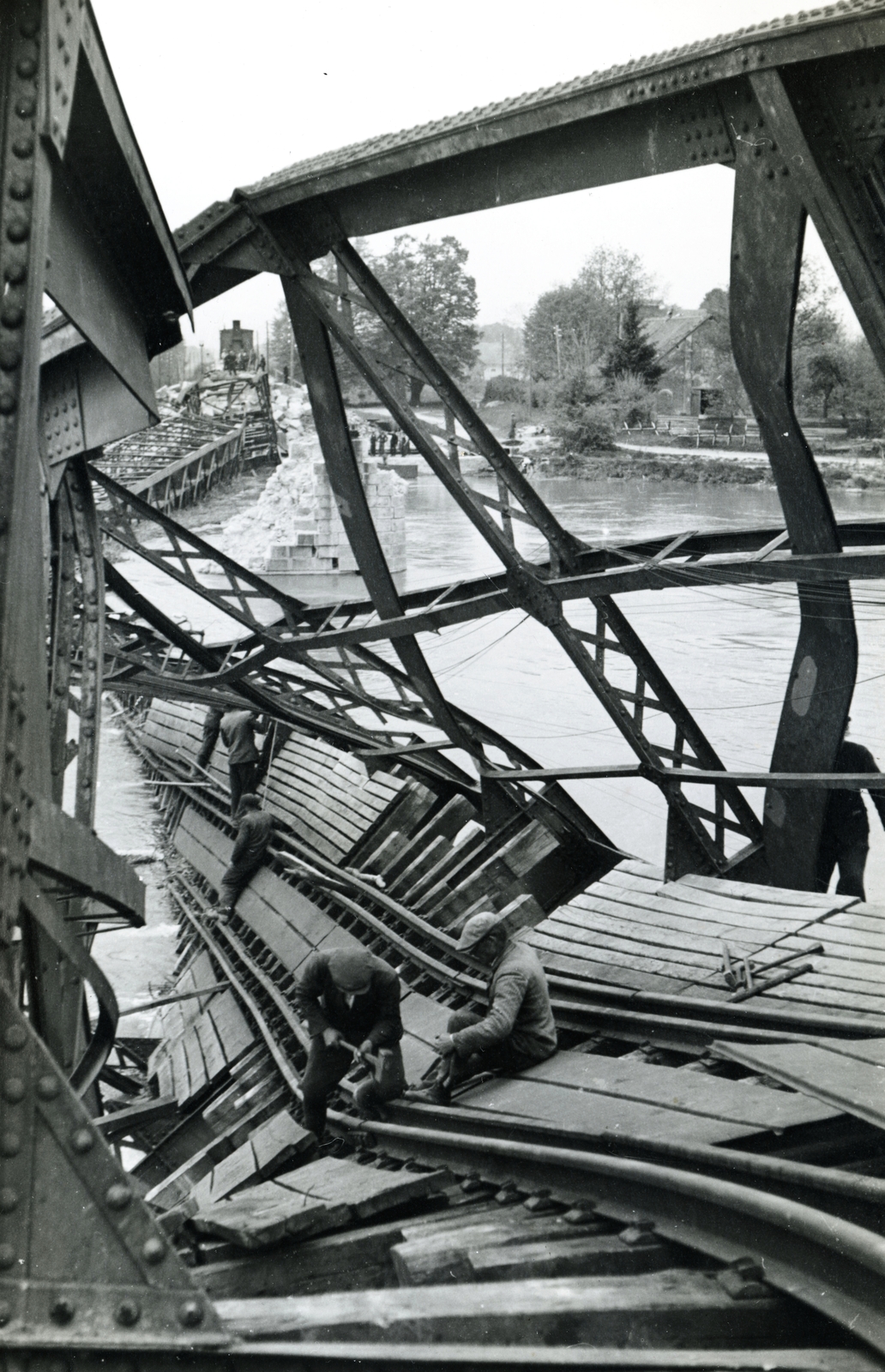 Leltári jelzet: MMKM_TEMGY_78_12, 1945, Magyar Műszaki és Közlekedési Múzeum / Témagyűjtemény / Vértes Vilmos István gyűjteménye, second World War, railway bridge, wrecked bridge, Fortepan #133318