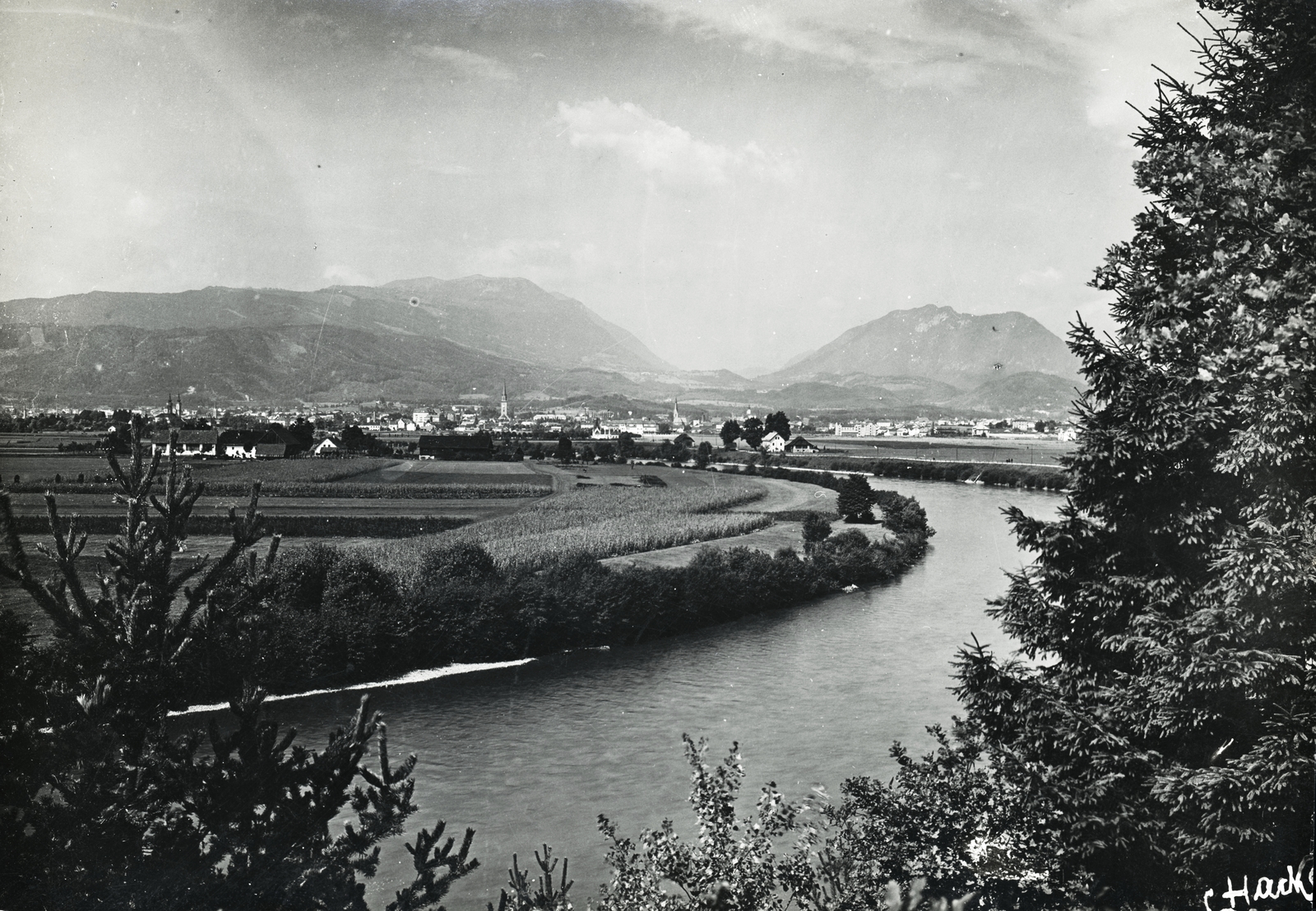 Austria, Villach, 10. Hadsereg, előtérben a Dráva, háttérben balra a Dobratsch hegy. Leltári jelzet: MMKM_TEMGY_78_14, 1917, Magyar Műszaki és Közlekedési Múzeum / Témagyűjtemény / Vértes Vilmos István gyűjteménye, First World War, landscape, Fortepan #133320