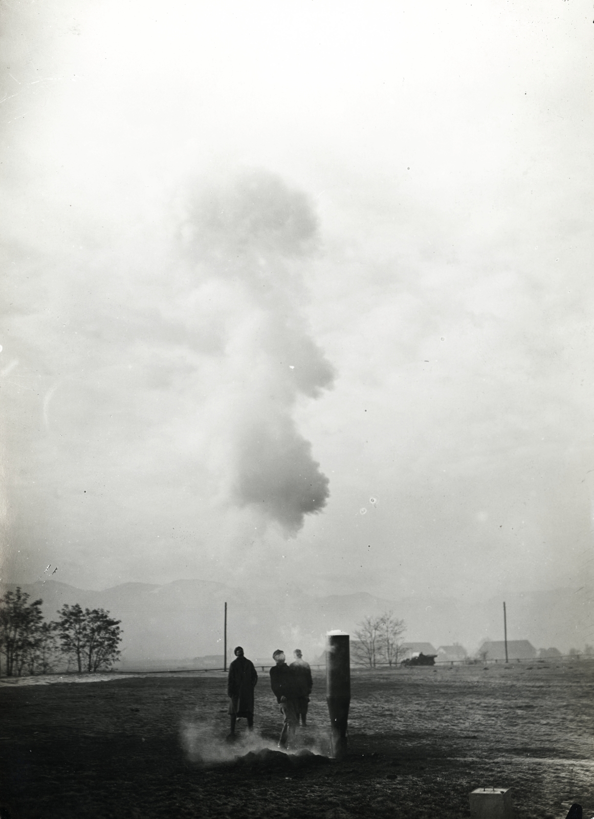 Austria, Villach, »10. Hadsereg, Füstjelzés a repülőnek a leszálló hely megjelölése céljából.« Leltári jelzet: MMKM_TEMGY_78_15, 1916, Magyar Műszaki és Közlekedési Múzeum / Témagyűjtemény / Vértes Vilmos István gyűjteménye, First World War, Fortepan #133321