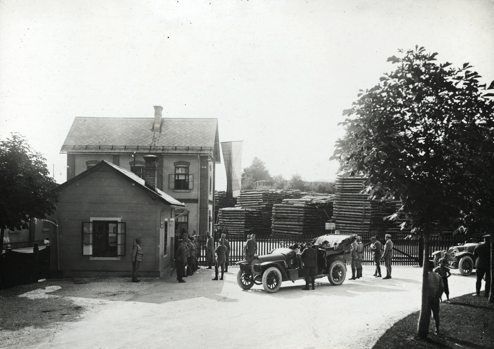 Ausztria, Villach, a 10. hadsereg parancsnoki szemléje a tüzérség autójavító telepén. Leltári jelzet: MMKM_TEMGY_78_17 , 1915, Magyar Műszaki és Közlekedési Múzeum / Témagyűjtemény / Vértes Vilmos István gyűjteménye, első világháború, farakás, automobil, Fortepan #133323
