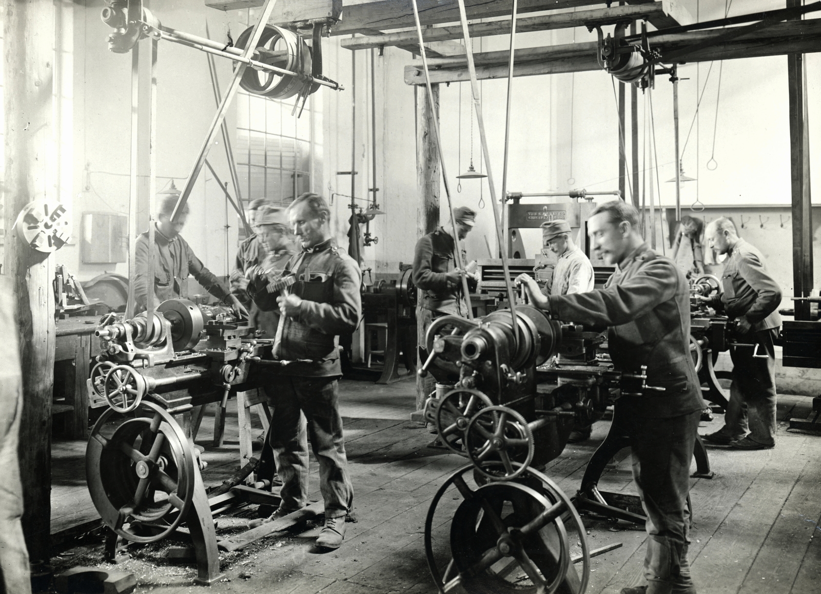 Ausztria, Villach, 10. hadsereg, a tüzérség autójavítójának esztergályos műhelye. Leltári jelzet: MMKM_TEMGY_78_19, 1917, Magyar Műszaki és Közlekedési Múzeum / Témagyűjtemény / Vértes Vilmos István gyűjteménye, első világháború, eszterga, szíjhajtás, transzmisszió, osztott ablak, Fortepan #133324