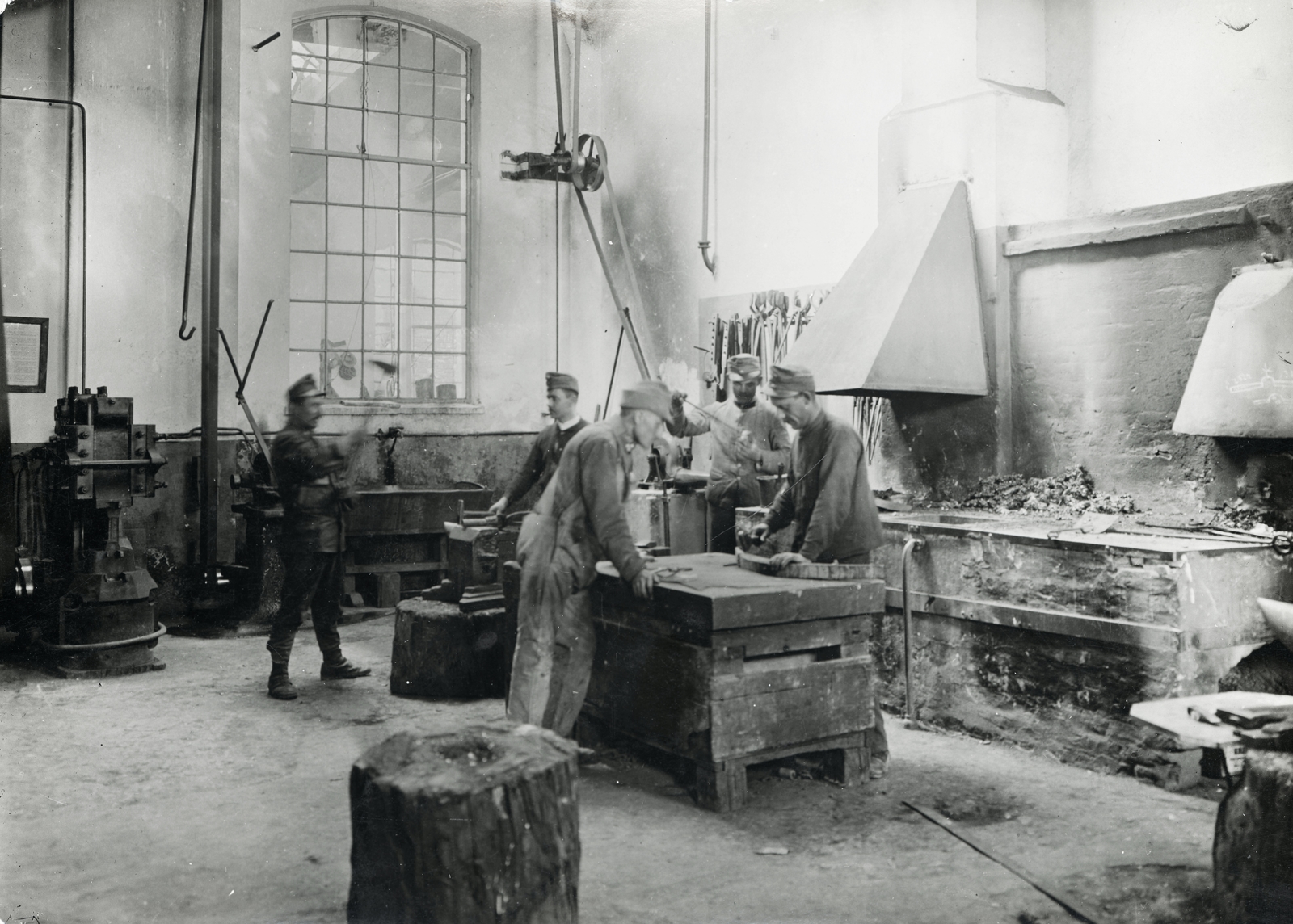 Austria, Villach, 10. hadsereg, a tüzérség autójavítójának kovács műhelye.Leltári jelzet: MMKM_TEMGY_78_22, 1917, Magyar Műszaki és Közlekedési Múzeum / Témagyűjtemény / Vértes Vilmos István gyűjteménye, First World War, blacksmith, belt drive, transmission, divided windows, Fortepan #133326