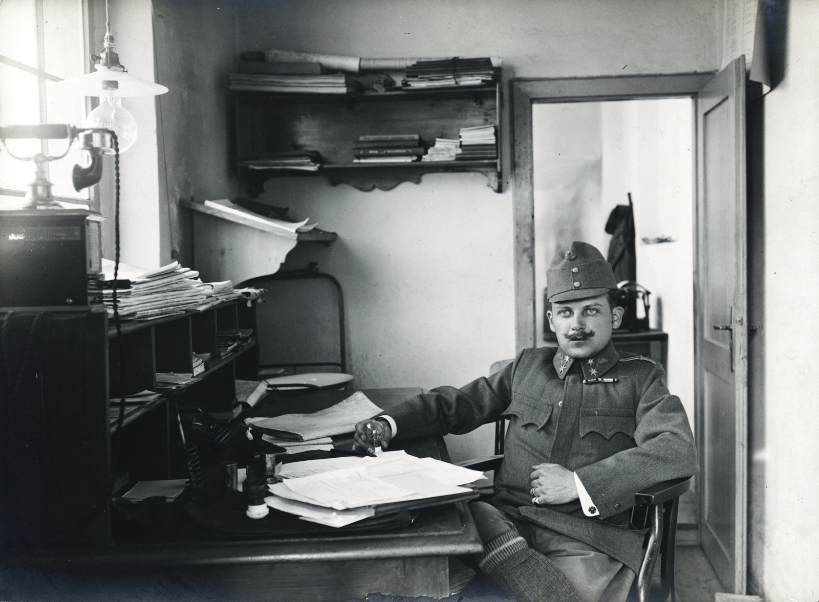 Austria, Villach, 10. hadsereg, a tüzérség autójavító műhelyének irodája. Leltári jelzet: MMKM_TEMGY_78_29, 1917, Magyar Műszaki és Közlekedési Múzeum / Témagyűjtemény / Vértes Vilmos István gyűjteménye, First World War, soldier, telephone, office, shelf, desk, Fortepan #133331