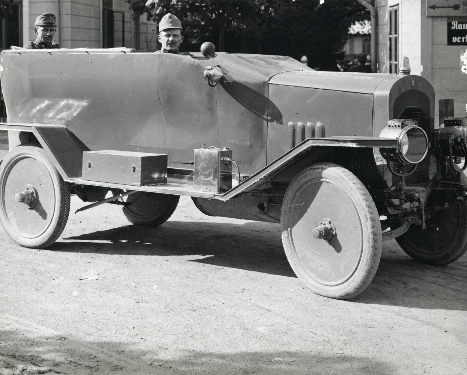 Austria, Villach, 10. hadsereg, a tüzérség autójavító telepe. Leltári jelzet: MMKM_TEMGY_78_33, 1917, Magyar Műszaki és Közlekedési Múzeum / Témagyűjtemény / Vértes Vilmos István gyűjteménye, First World War, automobile, Fortepan #133333