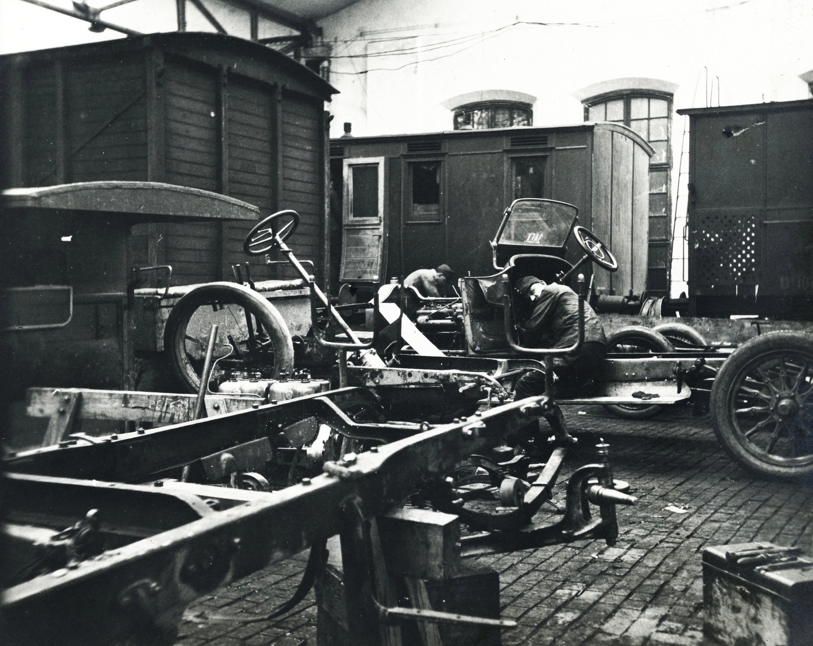 Lengyelország, Újszandec, Galícia, Graft-Stift tüzérségi autójavító műhely. Leltári jelzet: MMKM_TEMGY_78_38, 1915, Magyar Műszaki és Közlekedési Múzeum / Témagyűjtemény / Vértes Vilmos István gyűjteménye, első világháború, autószerelő, automobil, járműjavítás, alváz, Fortepan #133337