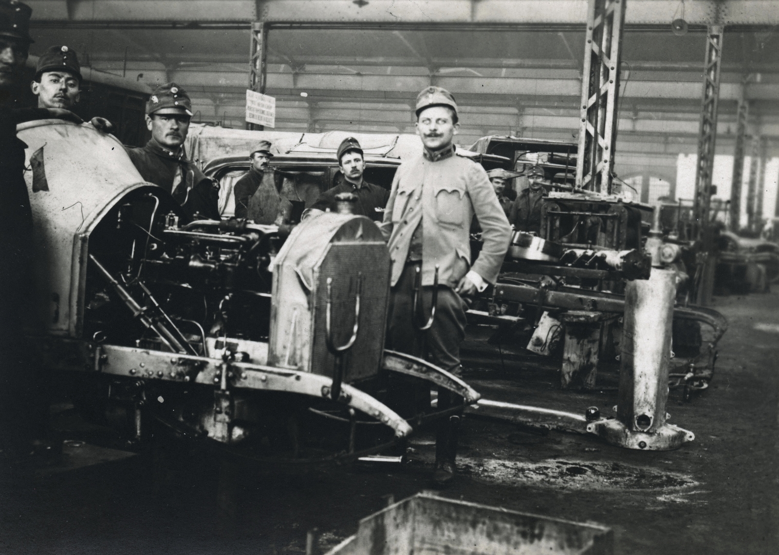 Lengyelország, Újszandec, Galícia, a tüzérség autójavító műhelye. Leltári jelzet: MMKM_TEMGY_78_58, 1915, Magyar Műszaki és Közlekedési Múzeum / Témagyűjtemény / Vértes Vilmos István gyűjteménye, első világháború, autószerelő, Fortepan #133350