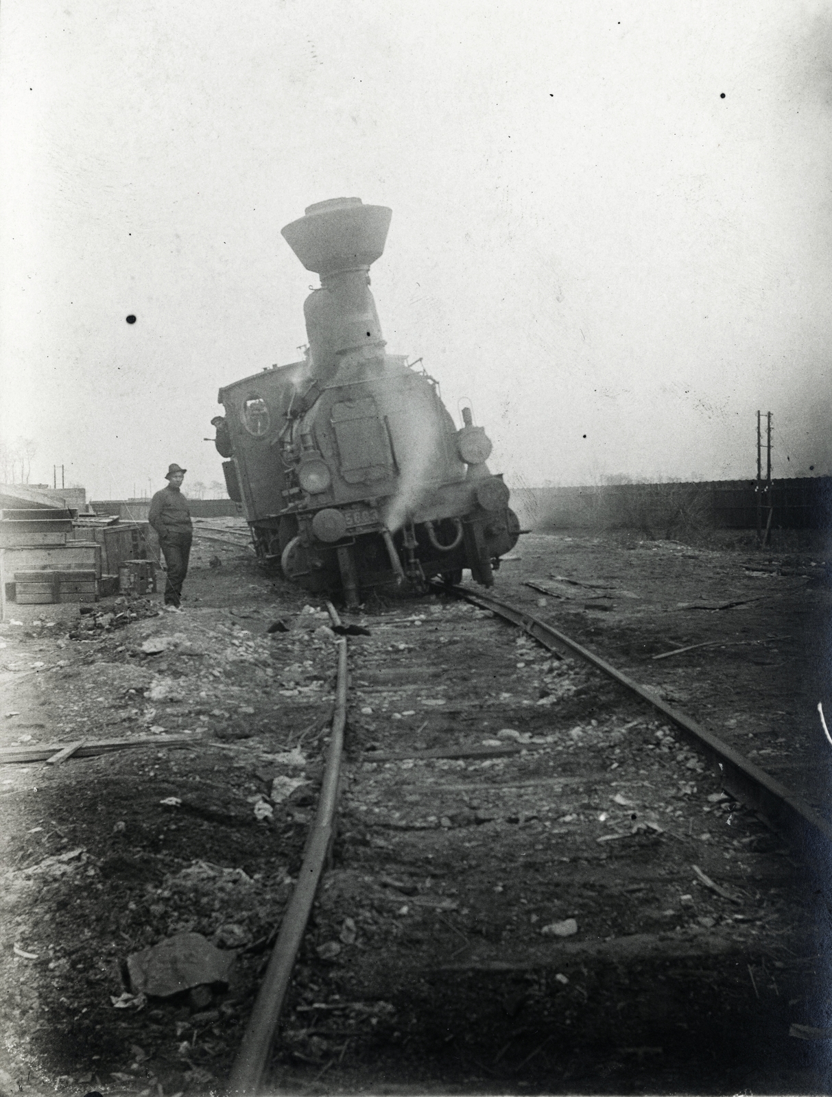 Lengyelország, Jarosław, Galícia, az 1. hadsereg kisiklott mozdonya. Leltári jelzet: MMKM_TEMGY_78_61, 1915, Magyar Műszaki és Közlekedési Múzeum / Témagyűjtemény / Vértes Vilmos István gyűjteménye, első világháború, vonat, Fortepan #133352