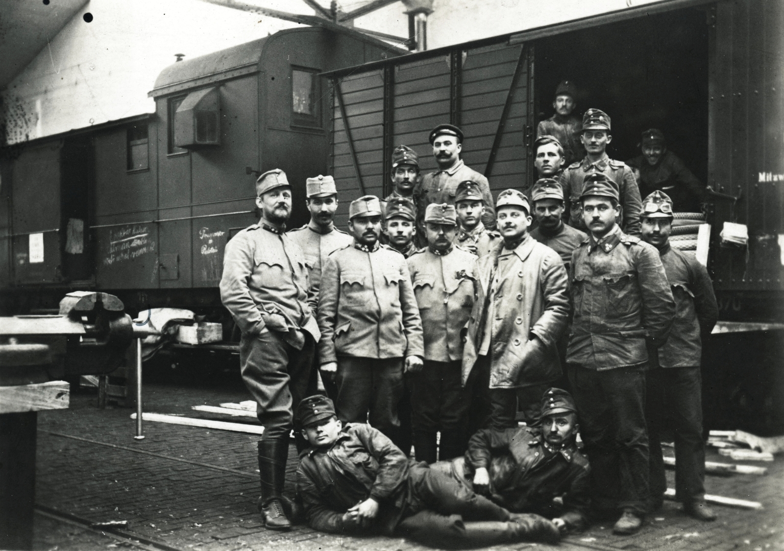 Poland, Rzeszów, vasútállomás, katonai autóműhely vonatszerelvénye. Leltári jelzet: MMKM_TEMGY_78_70, 1914, Magyar Műszaki és Közlekedési Múzeum / Témagyűjtemény / Vértes Vilmos István gyűjteménye, First World War, tableau, Fortepan #133357