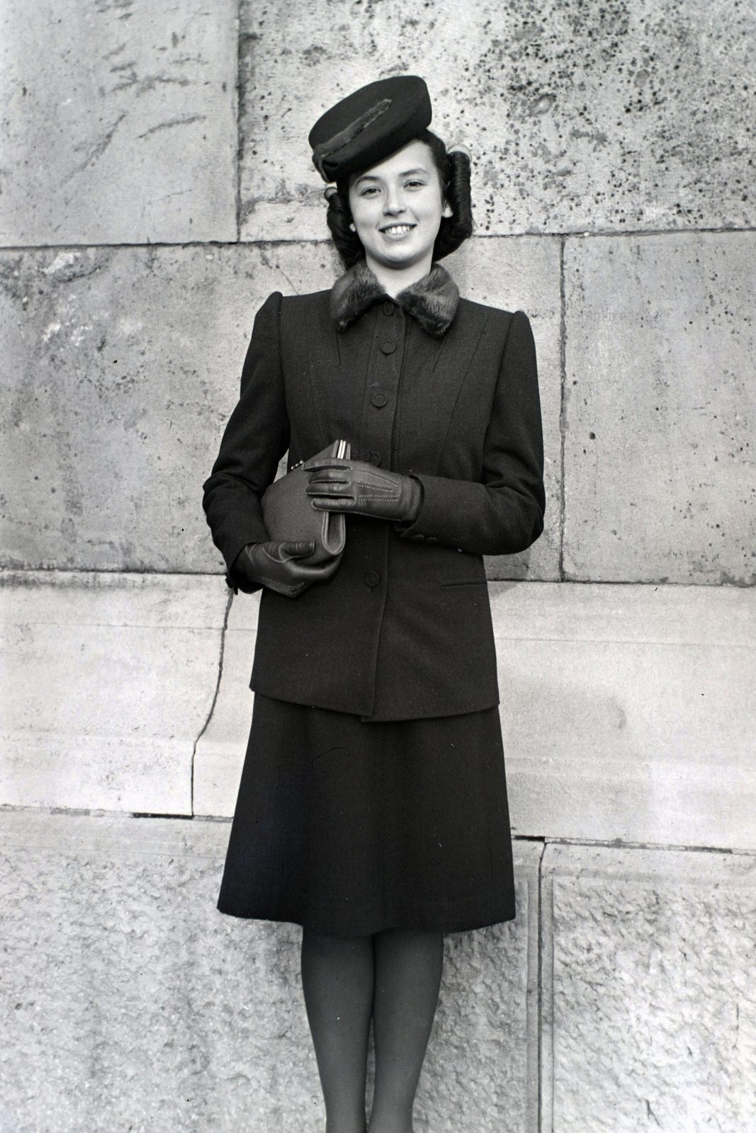 Hungary, Budapest I., a felvétel a Szent Gellért szobor oszlopsoránál készült., 1942, Barna Imre, Budapest, lady, handbag, hat, black dress, Fortepan #133369
