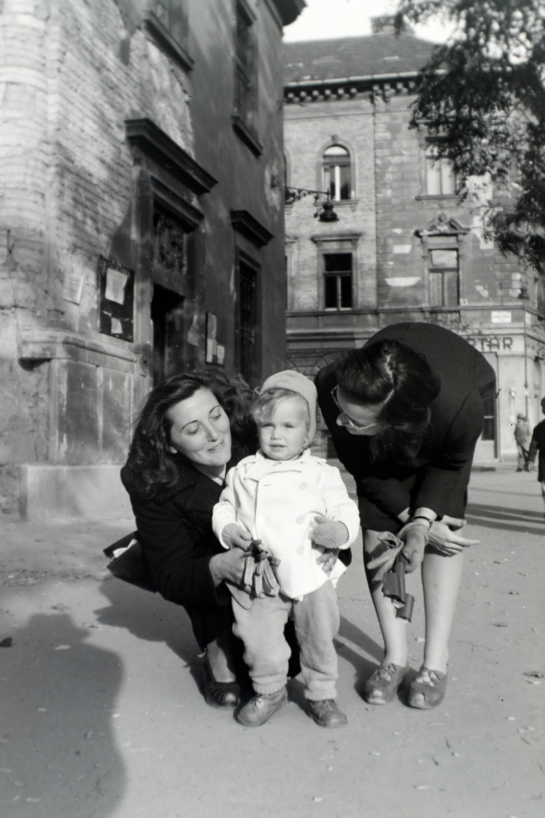 Hungary, Budapest VIII., Horváth Mihály (Mária Terézia) tér, balra a Szent József-templom, háttérben a Baross utca 70-72. számú ház a tér sarkán., 1946, Barna Imre, Budapest, lady, smile, squatting, kid, Fortepan #133372