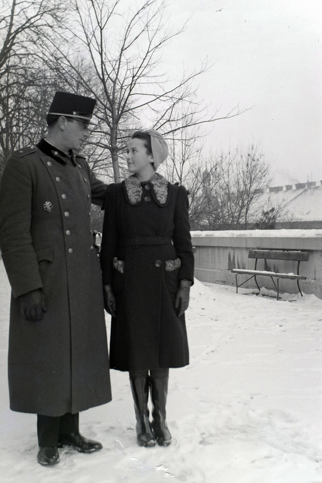 Hungary, Budapest I., sétány a Várhegy oldalában, háttérben a Hunyadi János út 3-as számú ház tetőzete., 1942, Barna Imre, winter, snow, bench, Hungarian soldier, arms around shoulders, Budapest, Fortepan #133375