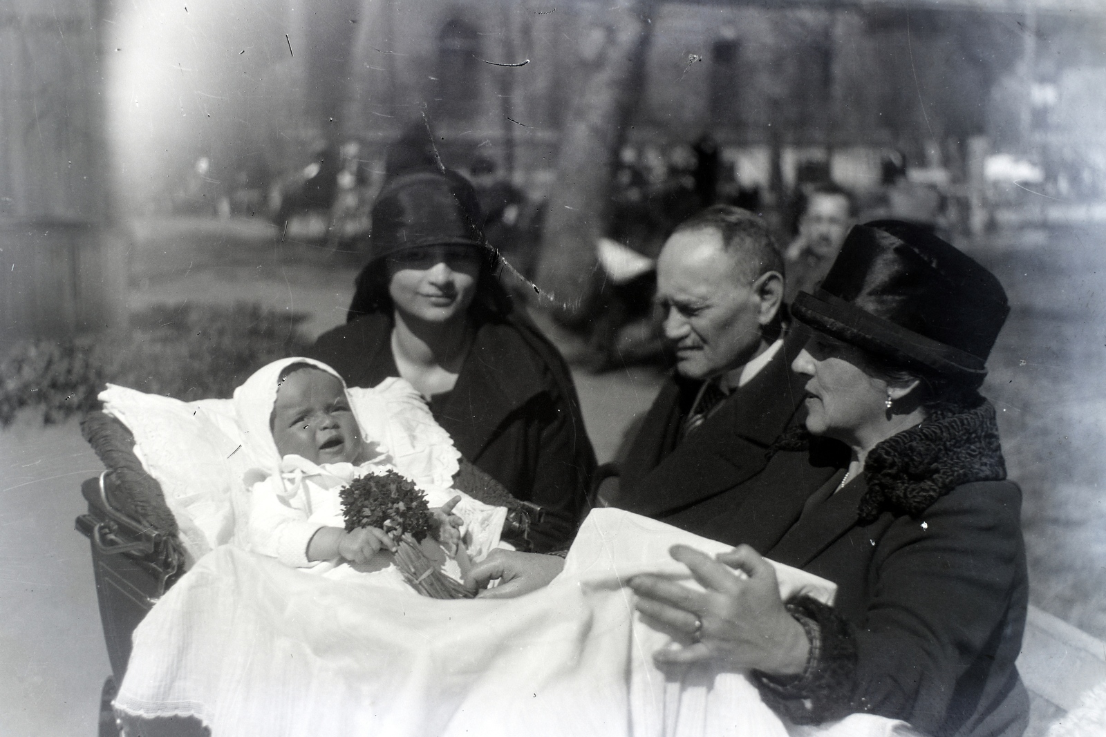 Hungary, Budapest VIII., Múzeumkert, háttérben a Bródy Sándor (Sándor) utca házai., 1925, Barna Imre, baby carriage, newborn, Budapest, Fortepan #133381