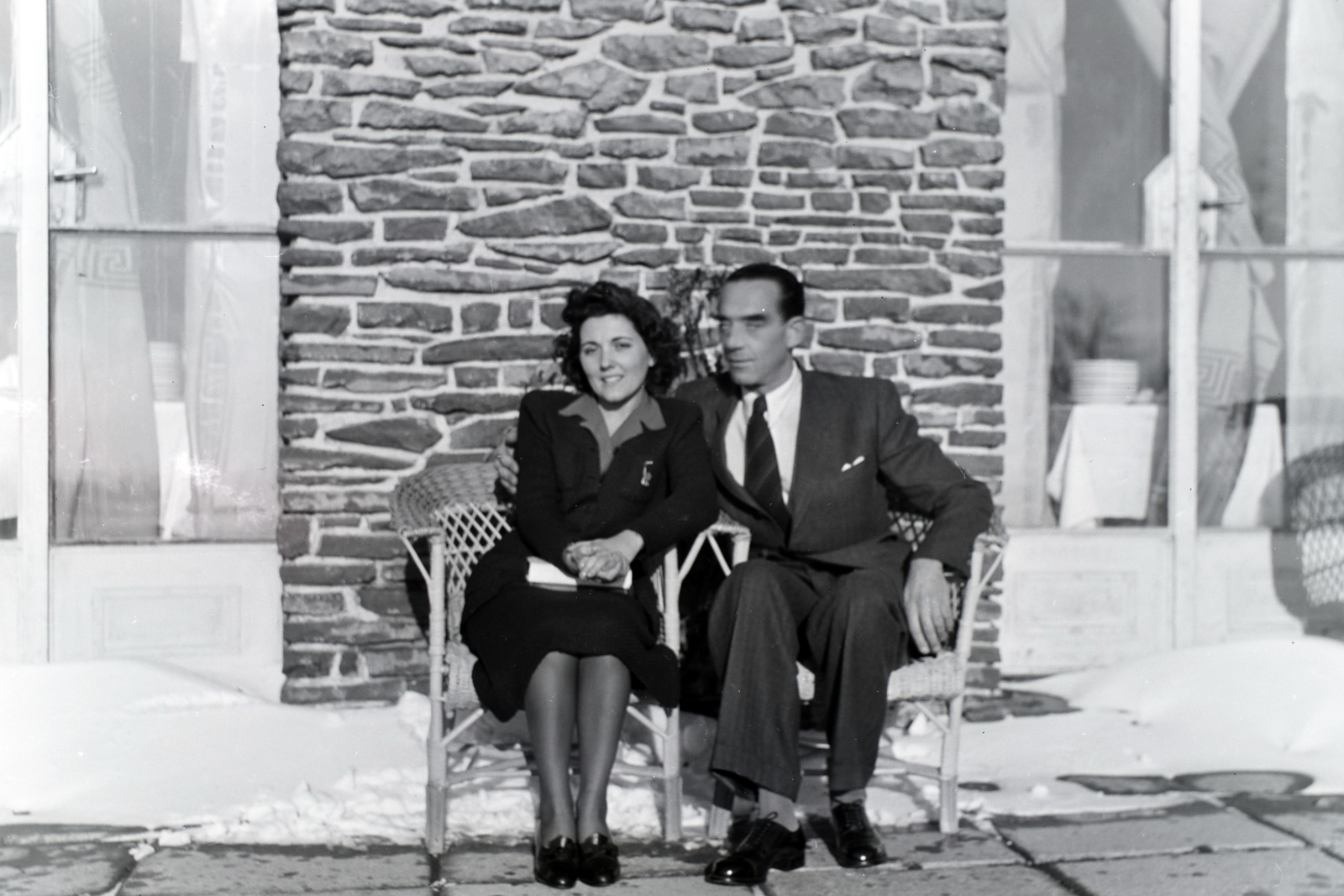 Hungary, Kékestető, Kékes Szálló (később Mátrai Gyógyintézet)., 1940, Barna Imre, wicker chair, man and woman, relaxation, Fortepan #133382