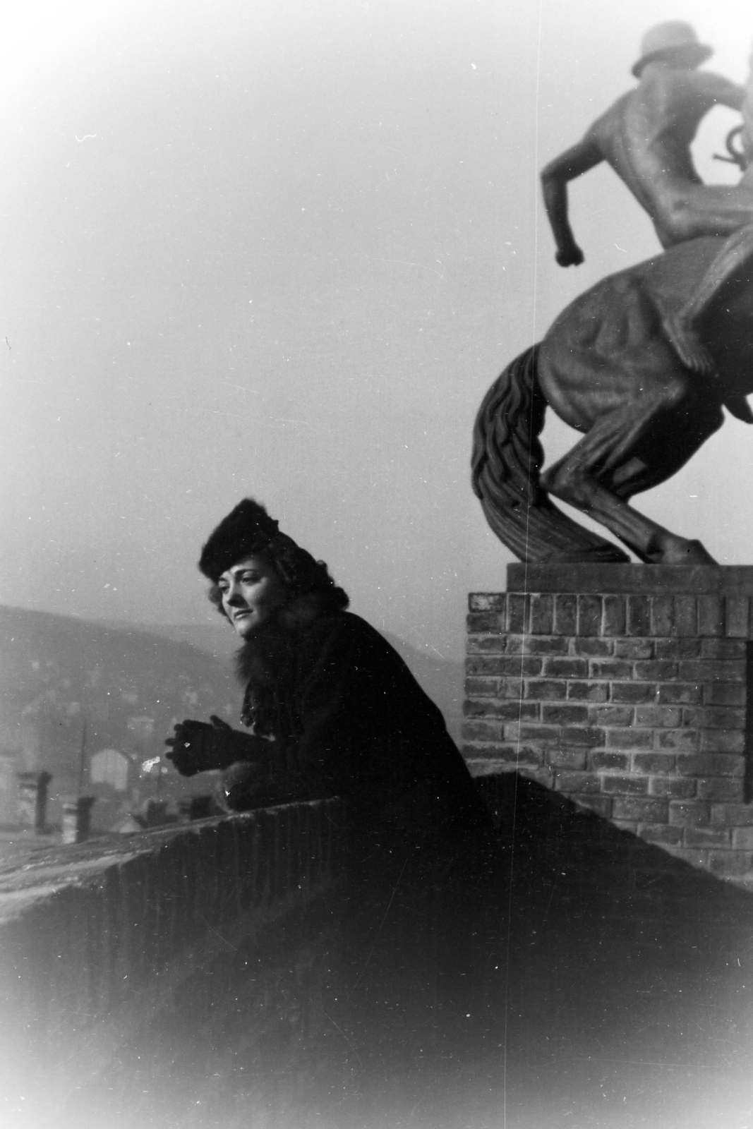Magyarország, budai Vár, Budapest I., Tóth Árpád sétány (Gróf Bethlen István bástyasétány), Veli bej rondella, az Erdélyi kettes huszárok hősi emlékműve (Petri Lajos, 1934.)., 1942, Barna Imre, Budapest, hölgy, támaszkodás, Fortepan #133401