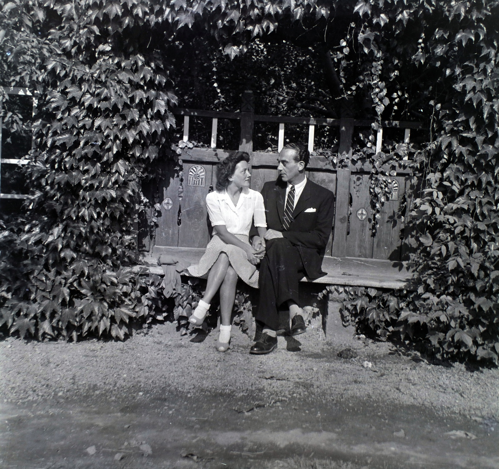 1942, Barna Imre, hold hands, leg over leg, Fortepan #133405