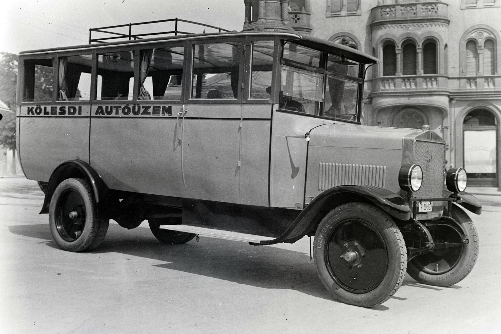 Hungary, Pécs, Rákóczi út, a Zsolnay szobor előtt a Kölesdi Autóüzem második autóbusza. A felépítményt a Varga Gyula Autókarosszéria- és Kocsigyár készítette Rába alvázra. Háttérben a Mattyasovszky ház., 1934, Varga Csaba dr., bus, number plate, Fortepan #133441