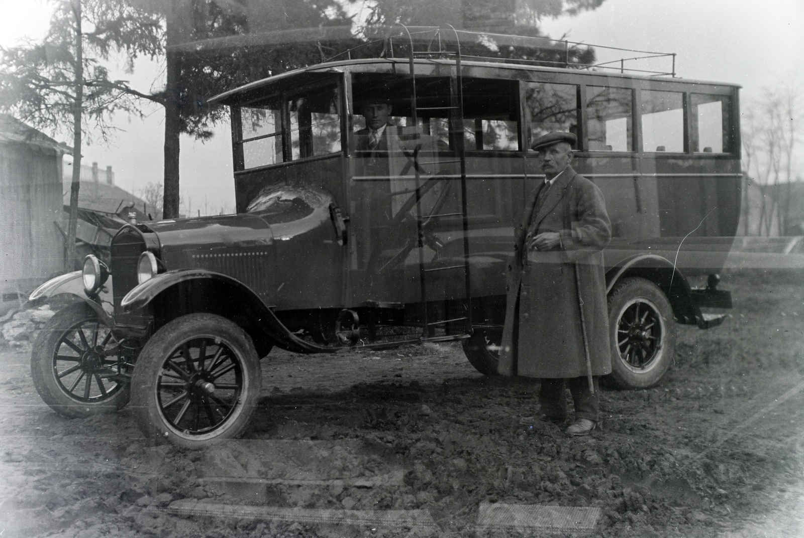 Hungary, Pécs, báró Biedermann Adolf megrendelésére Kölesdre gyártott autóbusz. A felépítményt a Varga Gyula Autókarosszéria- és Kocsigyár készítette Rába alvázra., 1933, Varga Csaba dr., automobile, erroneous photo, double exposure, Fortepan #133447