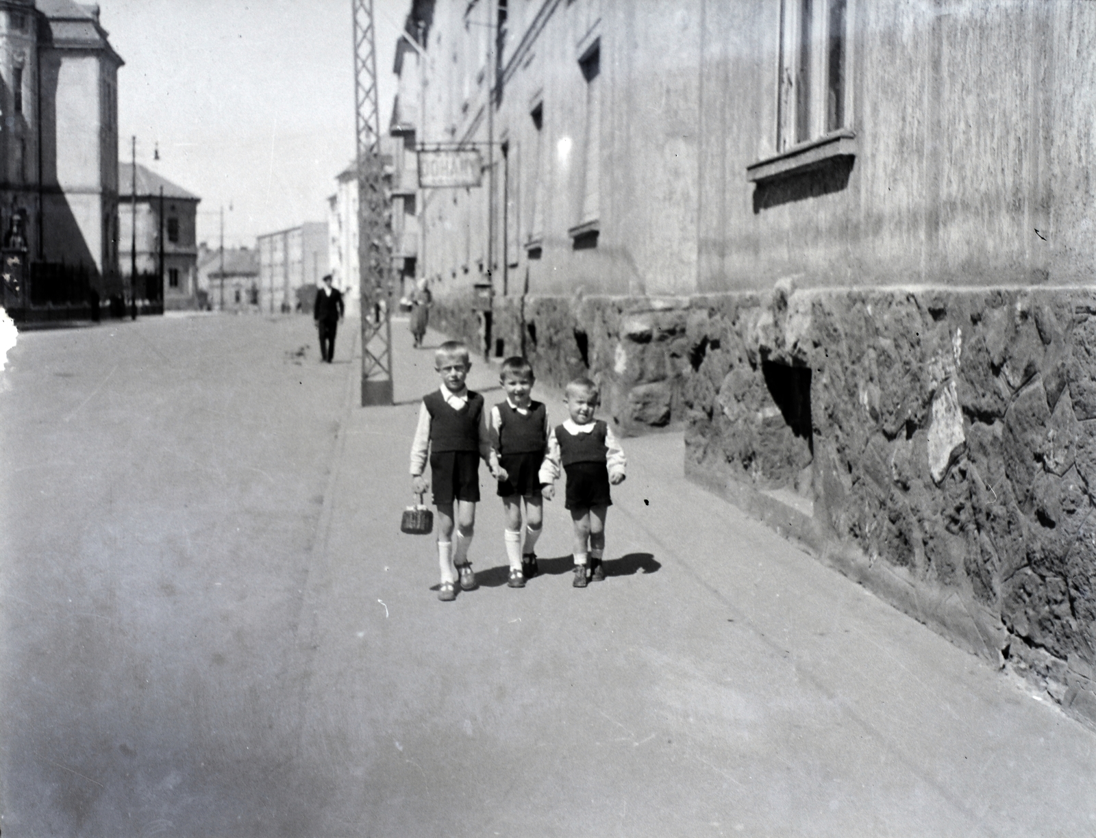 Hungary, Pécs, Rákóczi út, a felvétel az egyetem központi épületével szemben készült., 1945, Varga Csaba dr., height chart, kid, snocks, shorts, vest, three people, Fortepan #133448