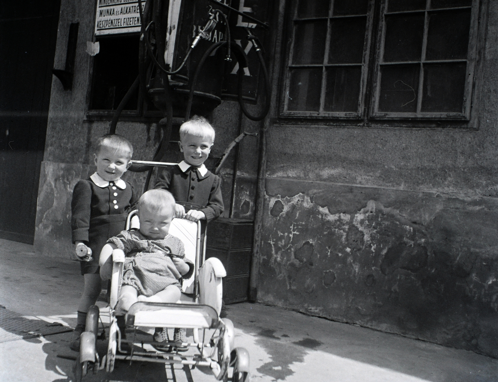 Hungary, Pécs, Rákóczi út 34., Varga Gyula Autókarosszéria- és Kocsigyárának udvara, REX benzinkút a háttérben., 1942, Varga Csaba dr., baby carriage, kids, Rex-brand, Fortepan #133449