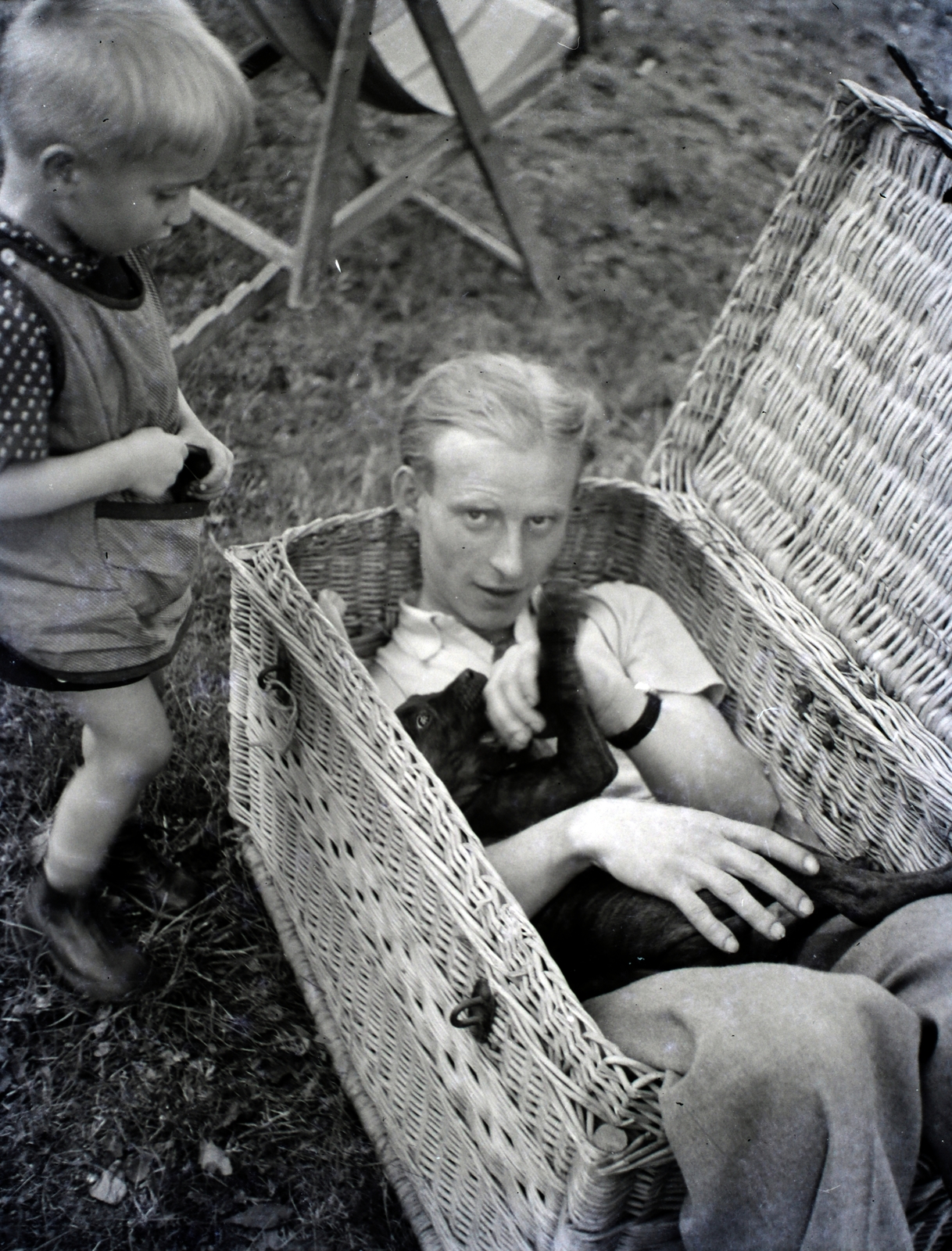 1942, Varga Csaba dr., jesting, rattan furniture, dog, Best of, Fortepan #133458