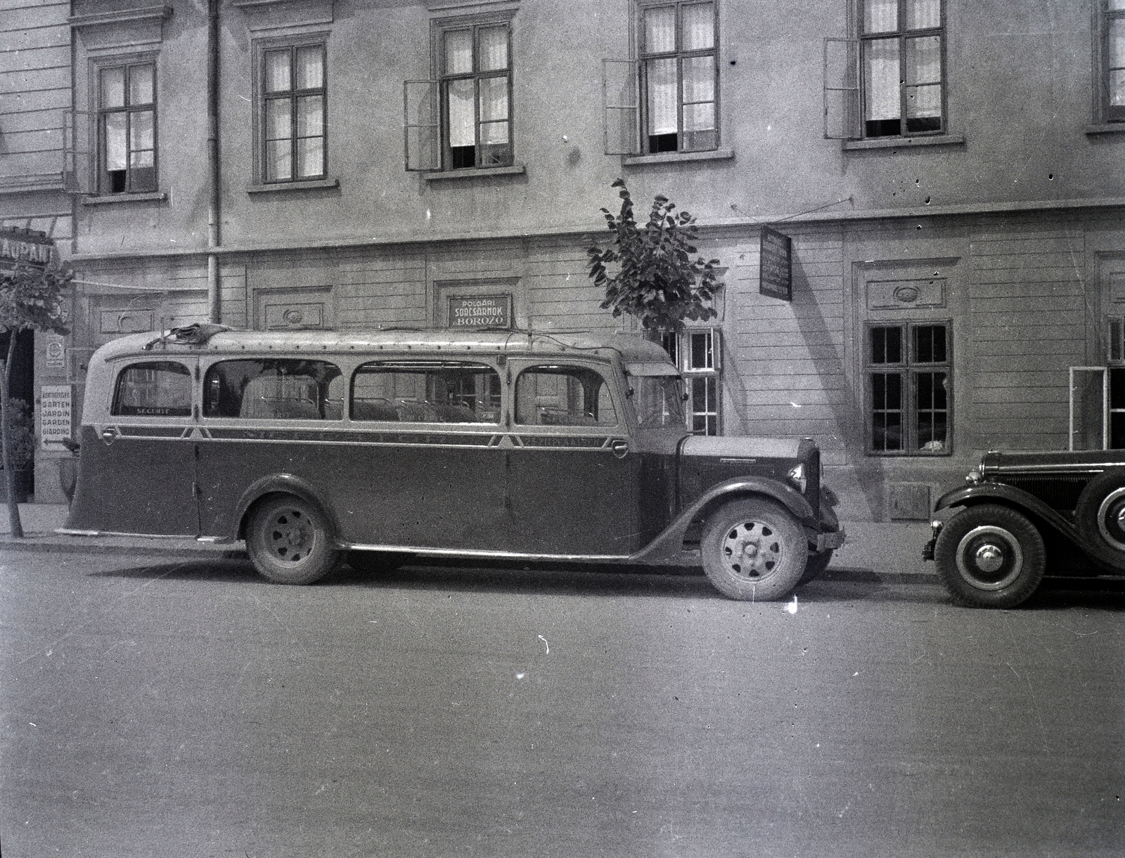 Hungary, Győr, Szent István (Vilmos császár) út 33., a kép bal szélén a Fehérhajó szálloda bejárata látszik., 1936, Varga Csaba dr., bus, Fortepan #133461