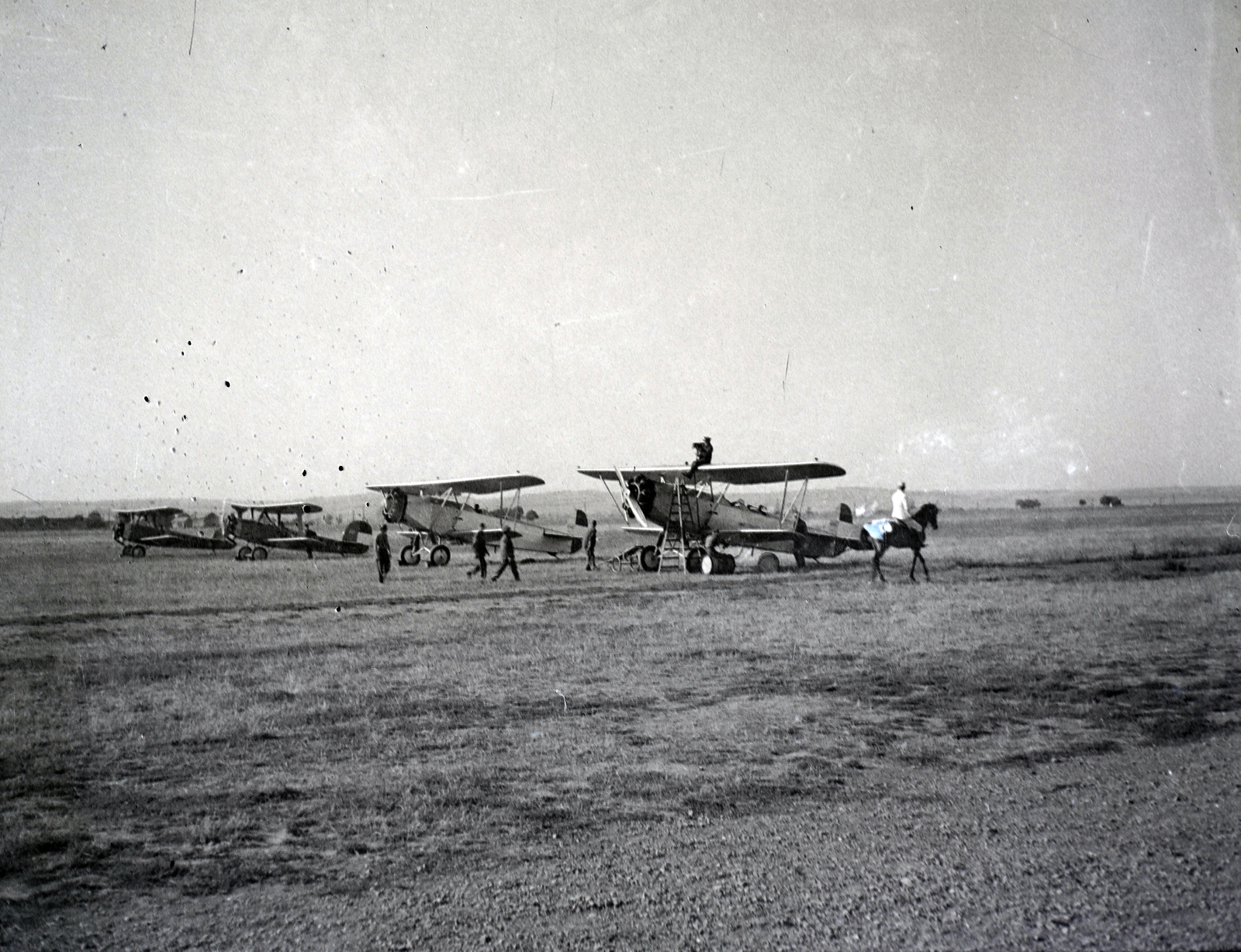 Hungary, előtérben két Fokker CVD felderítő repülőgép, tőlük balra egy Udet U12 és egy Hungária (U12 magyar változata) repülőgép., 1937, Varga Csaba dr., airplane, Fortepan #133462