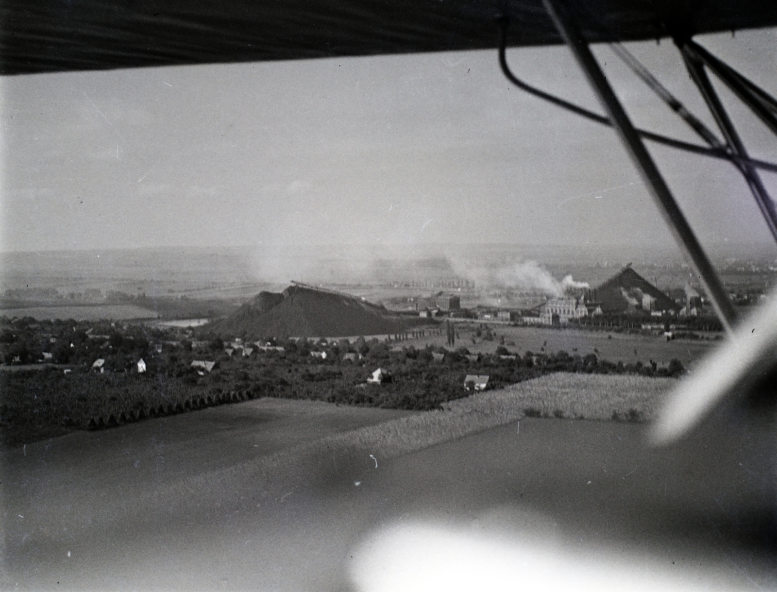 Hungary, Pécs, légifotó Gyárváros városrészről egy Sólyom repülőgépről. Két salakhegy között a hőerőmű., 1937, Varga Csaba dr., Fortepan #133463