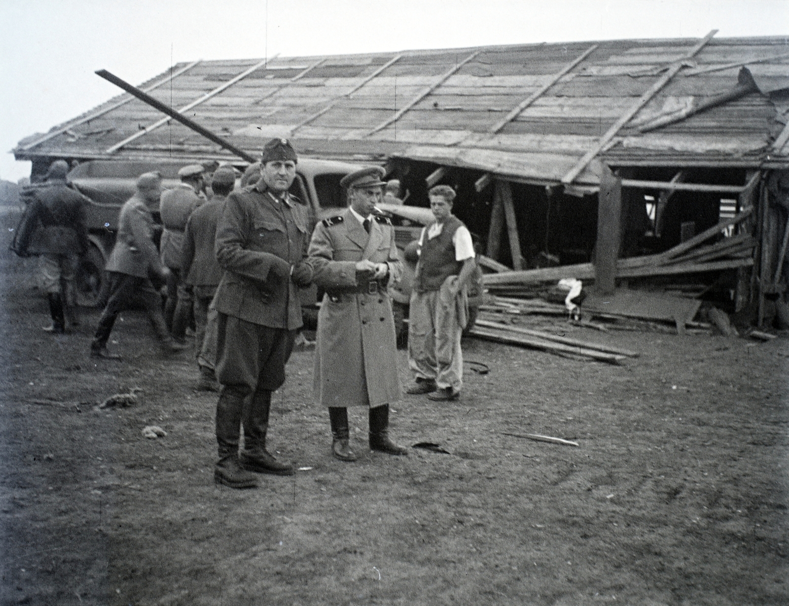 Ukrajna, Krivij Rih, (ekkor Krivoj Rog), a közelfelderítő repülőszázad repülőtere bombatámadás után., 1941, Varga Csaba dr., egyenruha, katona, keleti front, tartálykocsi, Fortepan #133477