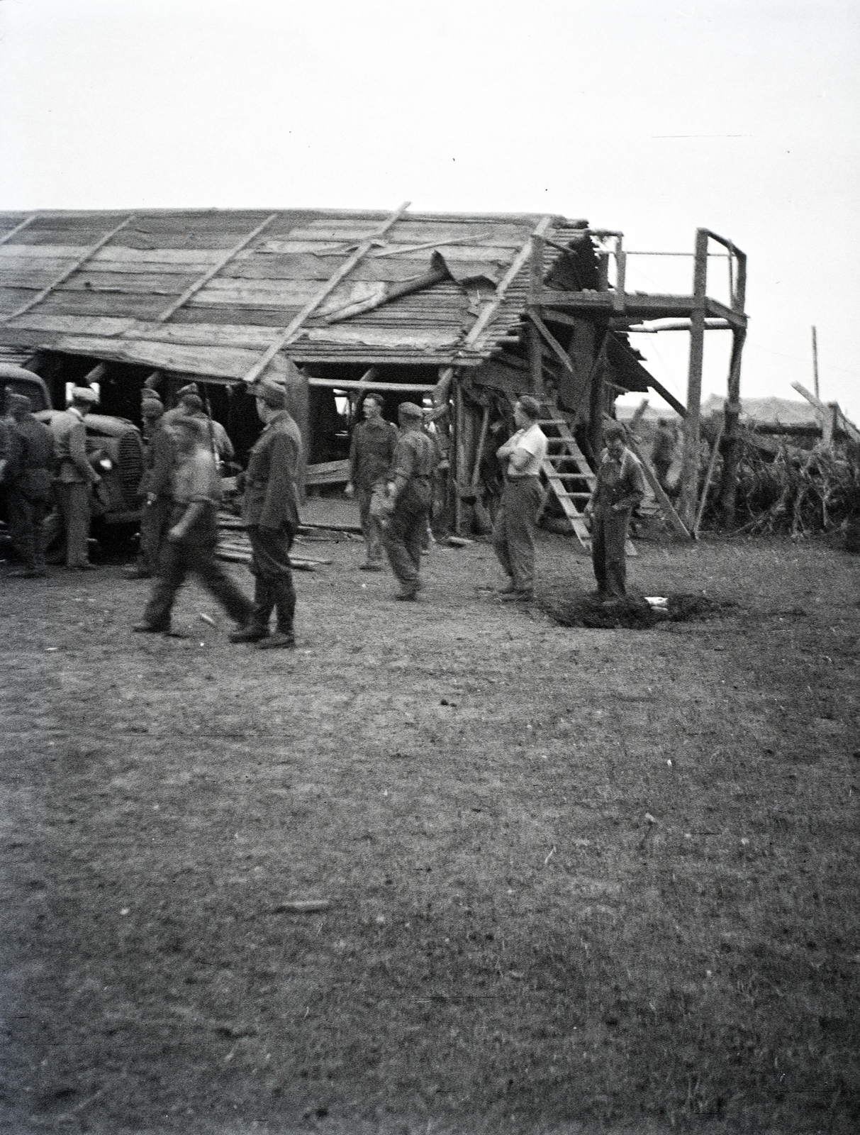 Ukraine, (ekkor Krivoj Rog), a közelfelderítő repülőszázad repülőtere bombatámadás után., 1941, Varga Csaba dr., eastern front, Fortepan #133478
