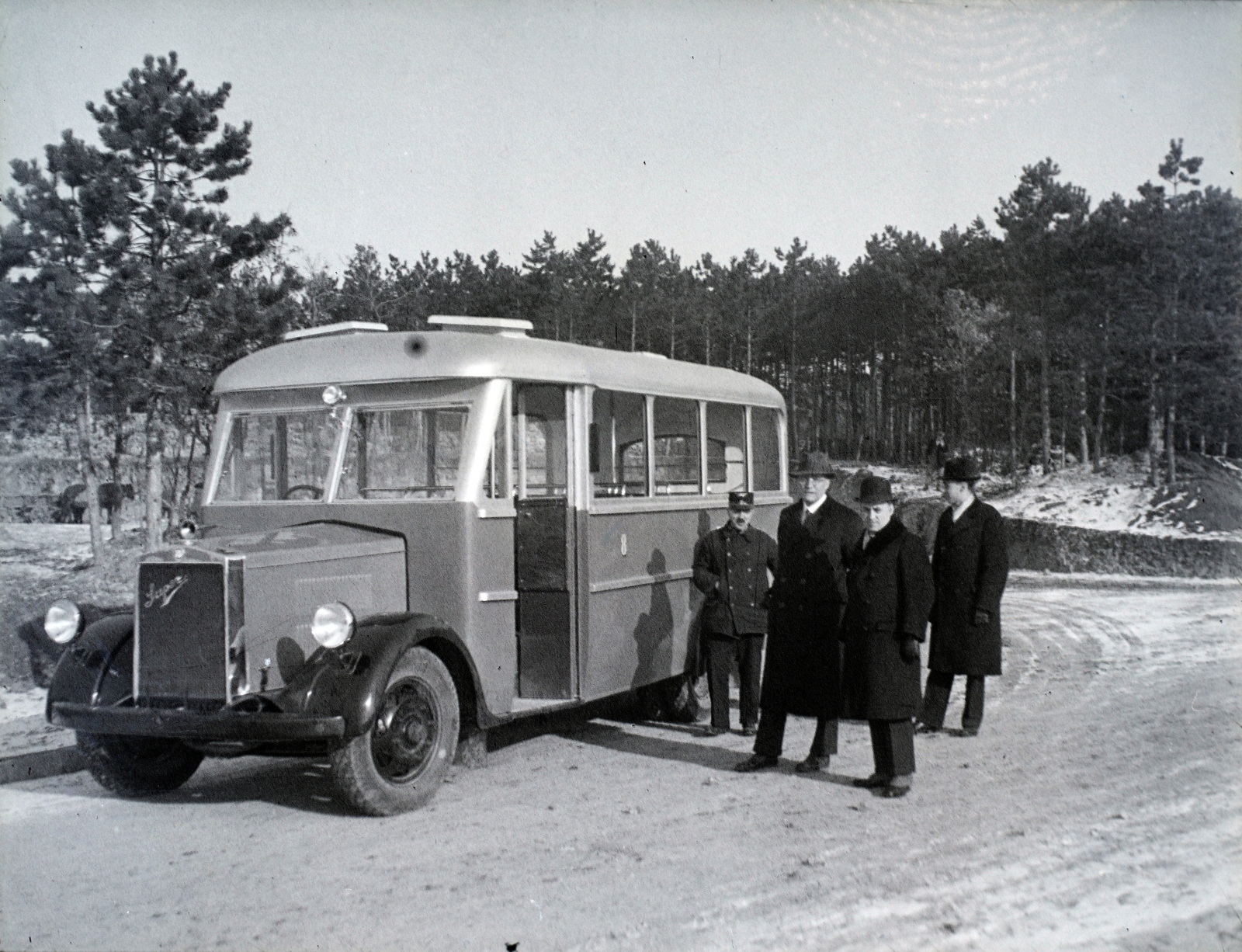 Hungary, Mecsek, Pécs, Pécs Városi Közlekedési Vállalat 8. autóbusza próbaúton. A felépítményt a Varga Gyula Autókarosszéria- és Kocsigyár készítette Rába Super alvázra., 1936, Varga Csaba dr., snow, bus, Best of, Fortepan #133479