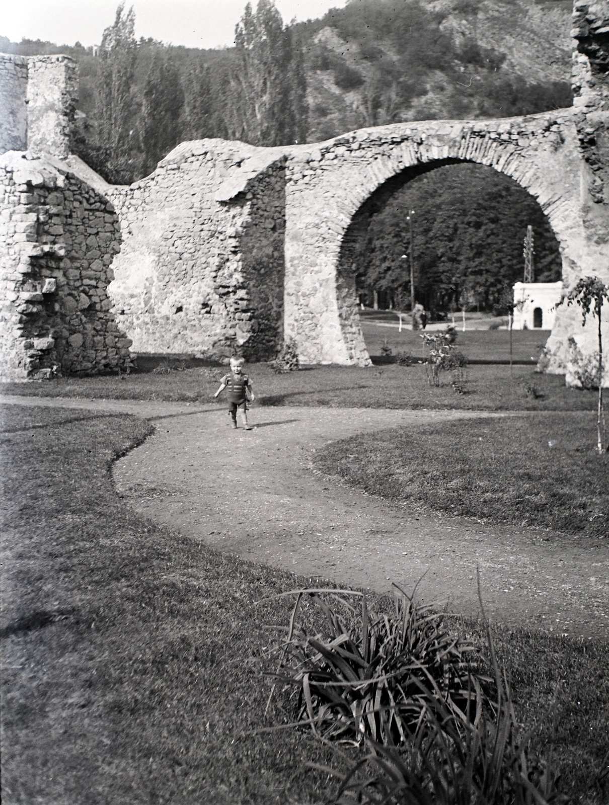 Magyarország, Pécs, Tettye városrész, a püspöki nyaraló romja., 1942, Varga Csaba dr., Fortepan #133482