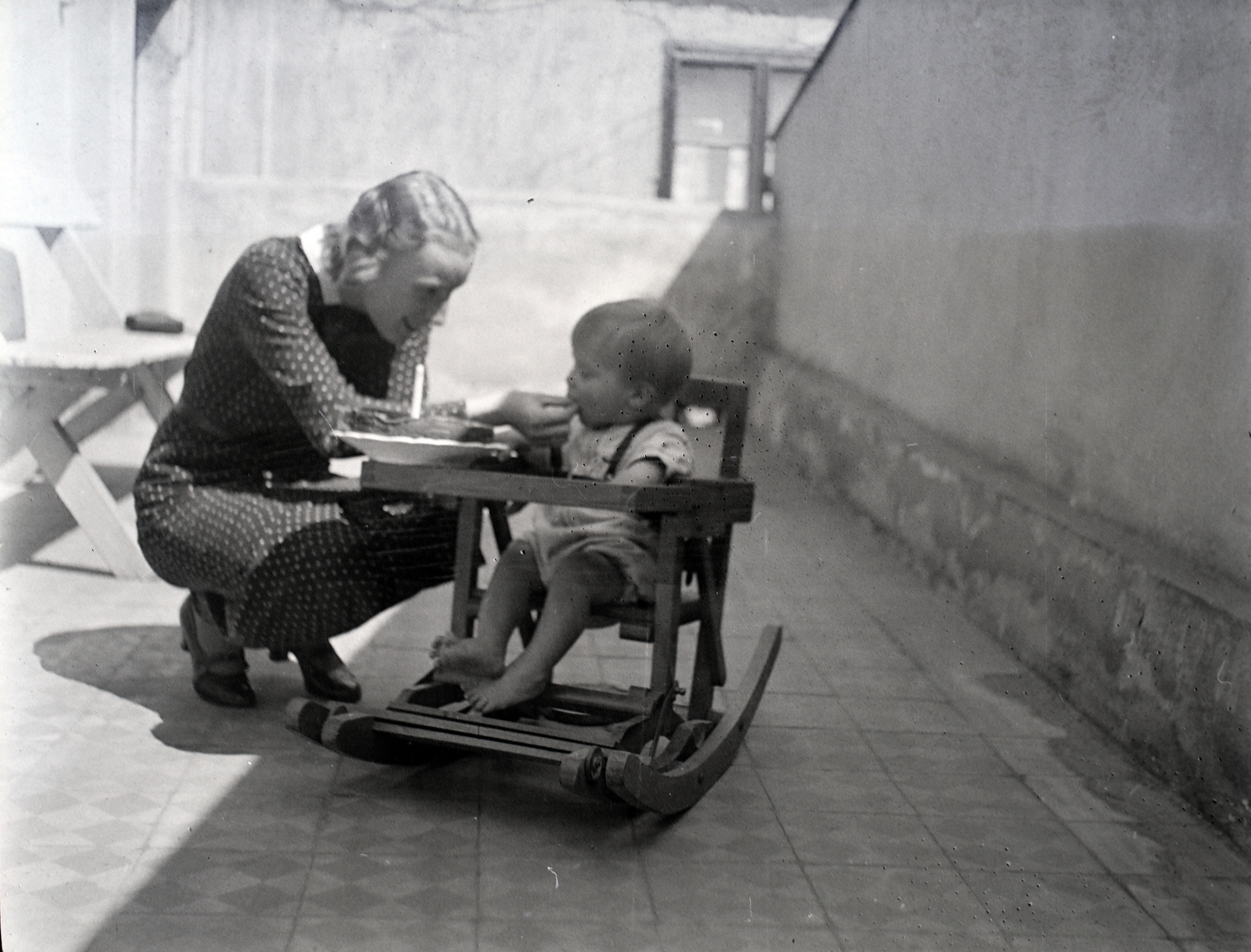 Hungary, Pécs, 1943, Varga Csaba dr., kid, yard, newborn, high chair, mother, feeding, Fortepan #133483