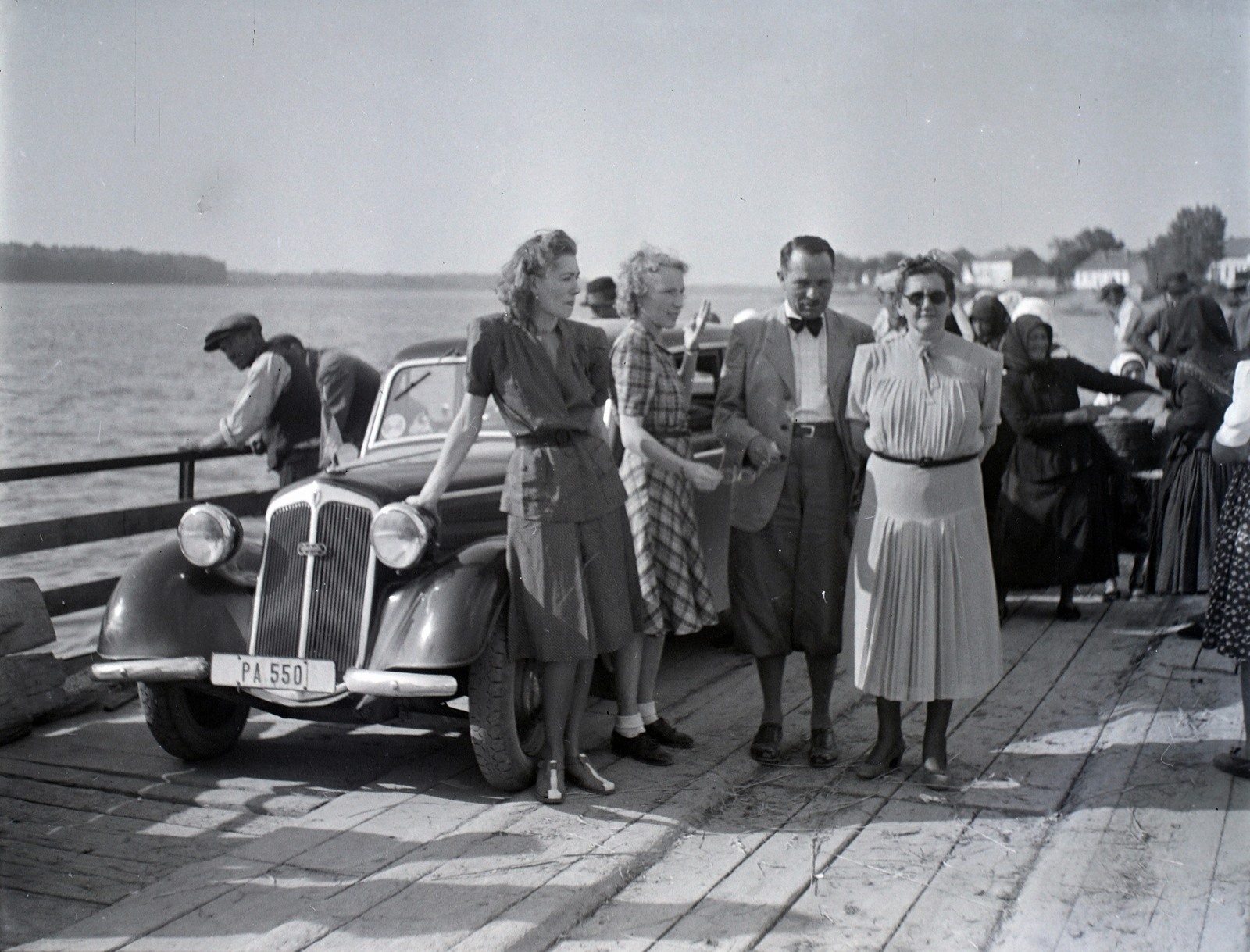 Hungary, Mohács, kompjárat a Dunán., 1941, Varga Csaba dr., DKW-brand, automobile, girls'n'cars, Best of, Fortepan #133514