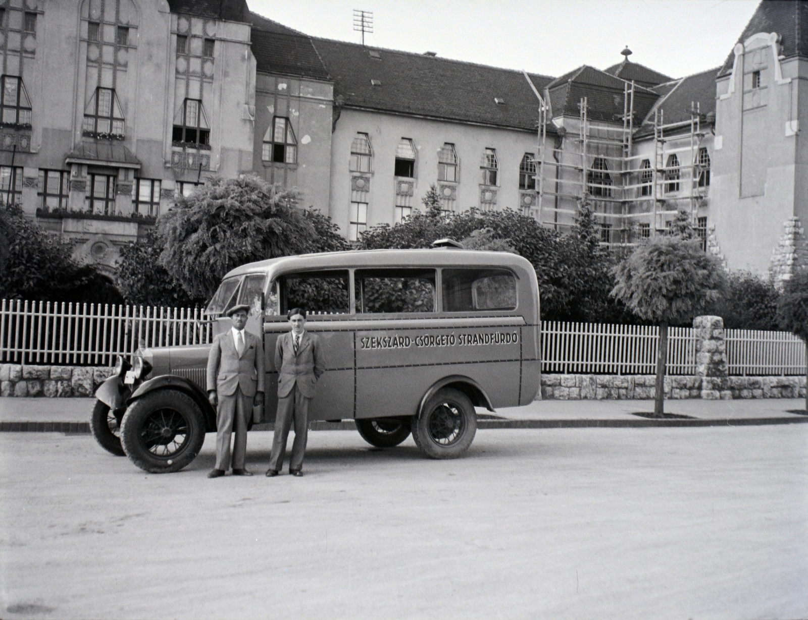 Hungary, Pécs, Indóház tér, a Vasútigazgatóság épülete előtt a Szekszárd - Csörgető Strandfürdő útvonalra gyártott autóbusz. A felépítményt a Varga Gyula Autókarosszéria- és Kocsigyár készítette MÁVAG--Mercedes-Benz alvázra., 1937, Varga Csaba dr., Fortepan #133515