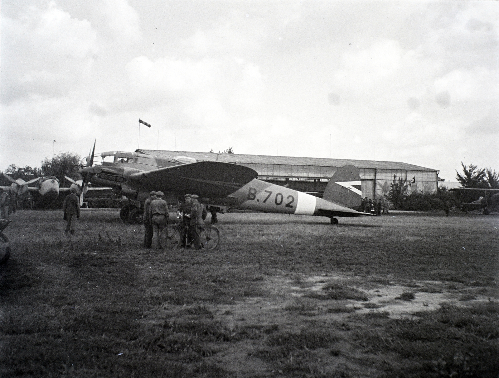 Hungary, Pécs, Tüzér utcai repülőtér, Heinkel He 111 típusú repülőgép a hangár előtt., 1941, Varga Csaba dr., airplane, Royal Hungarian Air Force, Heinkel-brand, Fortepan #133519