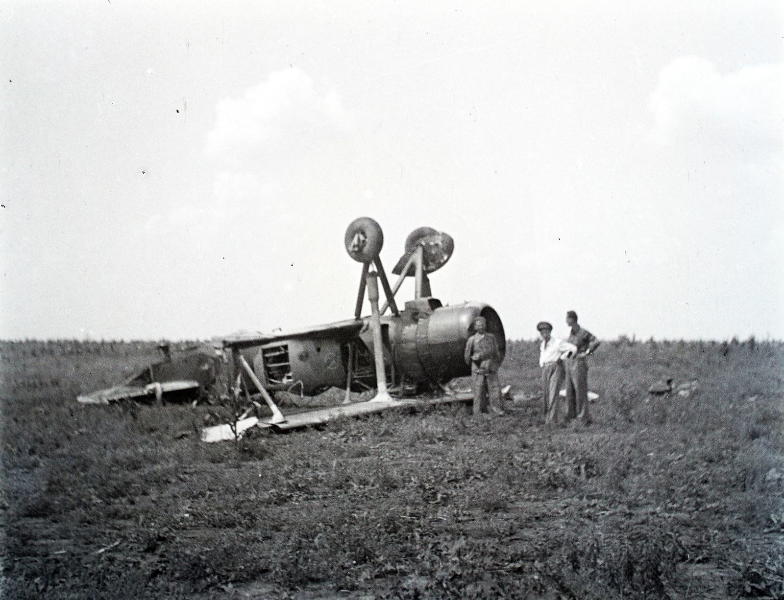 Átvágódott Weiss Manfréd gyártmányú WM-21 Sólyom közelfelderítő repülőgép., 1941, Varga Csaba dr., airplane, Royal Hungarian Air Force, wreck, Weiss Manfréd-brand, eastern front, Fortepan #133521